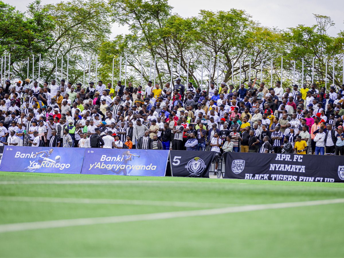 aprfcofficial's tweet photo. Mbere y'umukino w'umunsi wa 34 wa shampiyona  Military Band yabanje gukora akarasisi imbere y'abafana ifasha ikipe kwishimira igikombe cya 24 cya shampiyona Imaze gutwara. Ni igikombe cya 7 cyikurikiranya dutwaye.

#UBUKOMBE🏆 
#APRFC
#CLUBGIANT https://t.co/MABuC2THzN