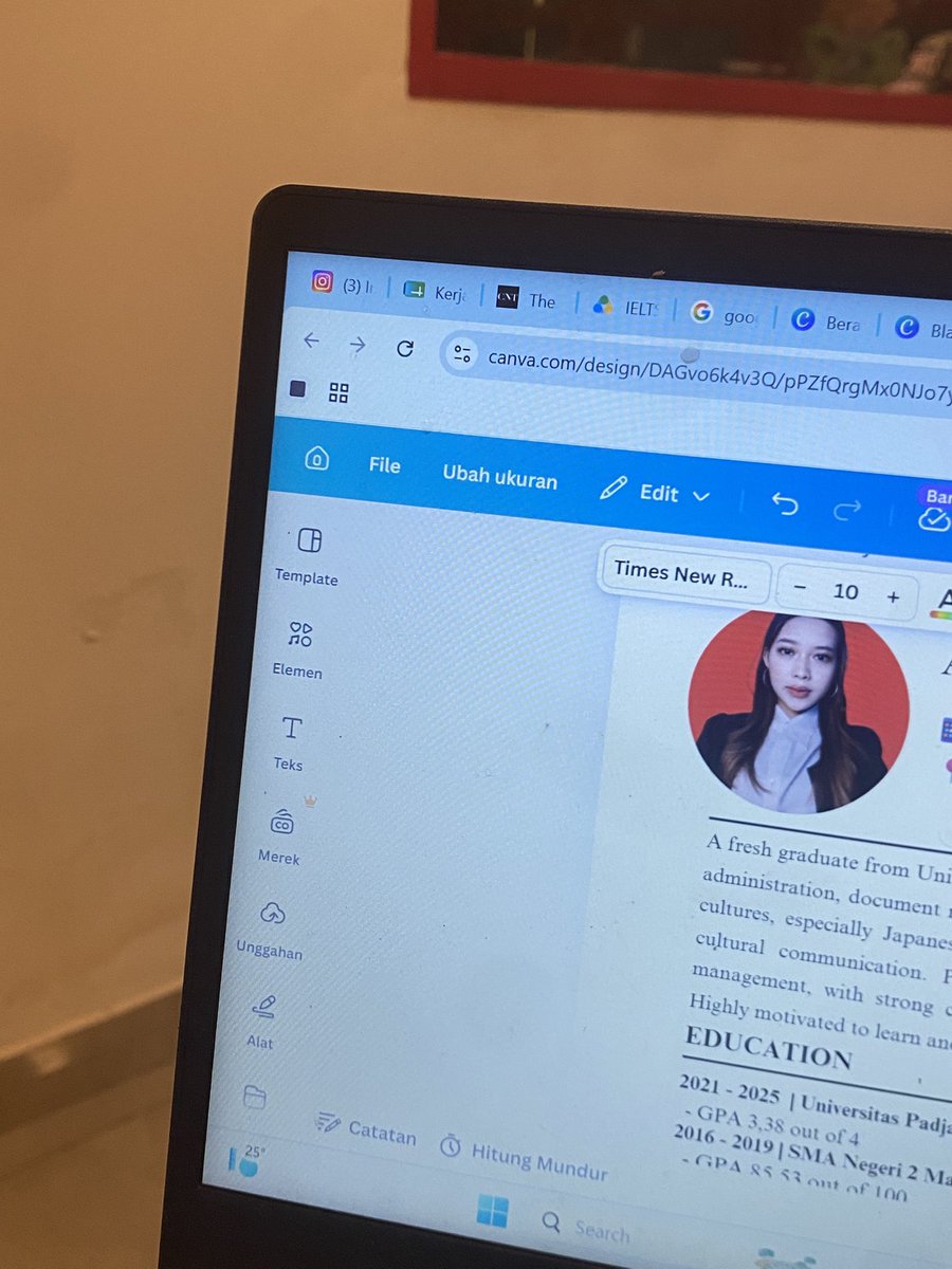 harmaxyn's tweet photo. Kelakuan gen z kerja sambil nyari kerja. Plis infokan loker di Denpasar dong kack hehe https://t.co/spShUNzxl7