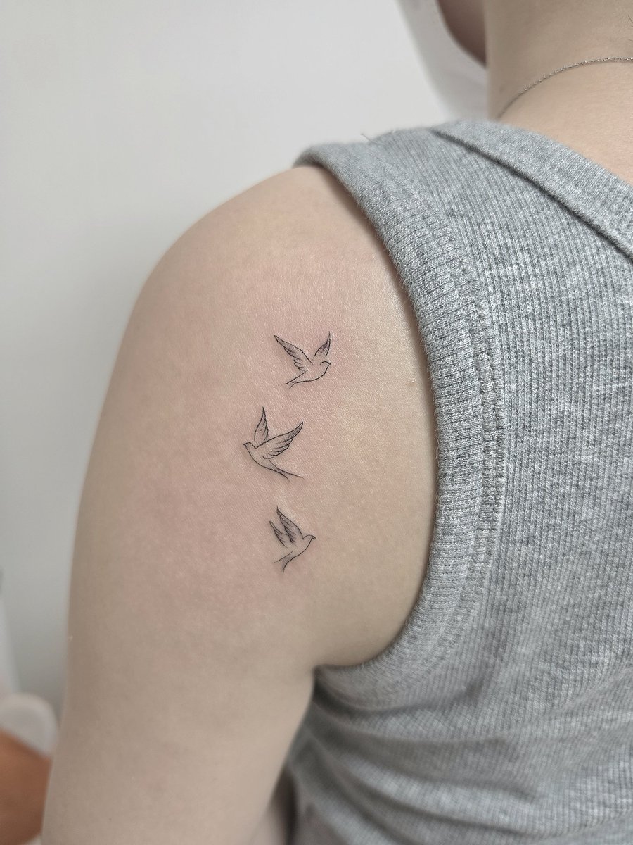 SM_____TATTOO's tweet photo. 鳥さん🕊

#韓国タトゥー
#ワンポイントタトゥー
#可愛いタトゥー
#レタリングタトゥー
#渡韓
#ソウルタトゥー #ホンデタトゥー #弘大タトゥー
#ホンデ #弘大 #カラータトゥー
#タトゥースタジオ
#おしゃれタトゥー
#タトゥー女子 #ガールズタトゥー https://t.co/CwpBv7wulT