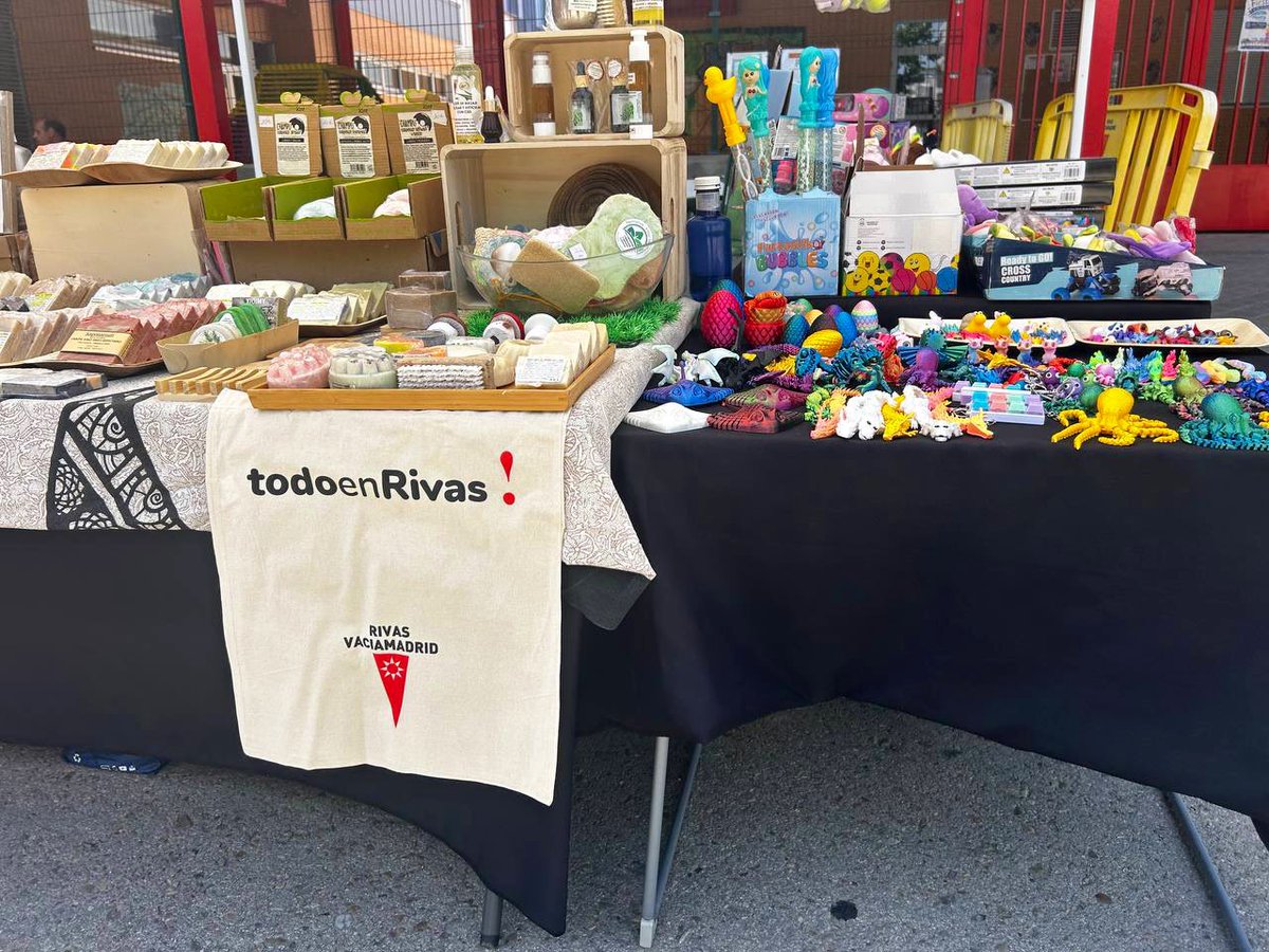 AidaCast's tweet photo. Esta mañana nos pasamos por el Mercado de la Luna 🌙

Productos de cercanía, artesanía local, puestos ripenses y mucho barrio en la avenida 8 de Marzo.

Gracias a quienes producís, creáis y llenáis Rivas de vida también desde el comercio local y de proximidad 💚 https://t.co/CaritEWoCb