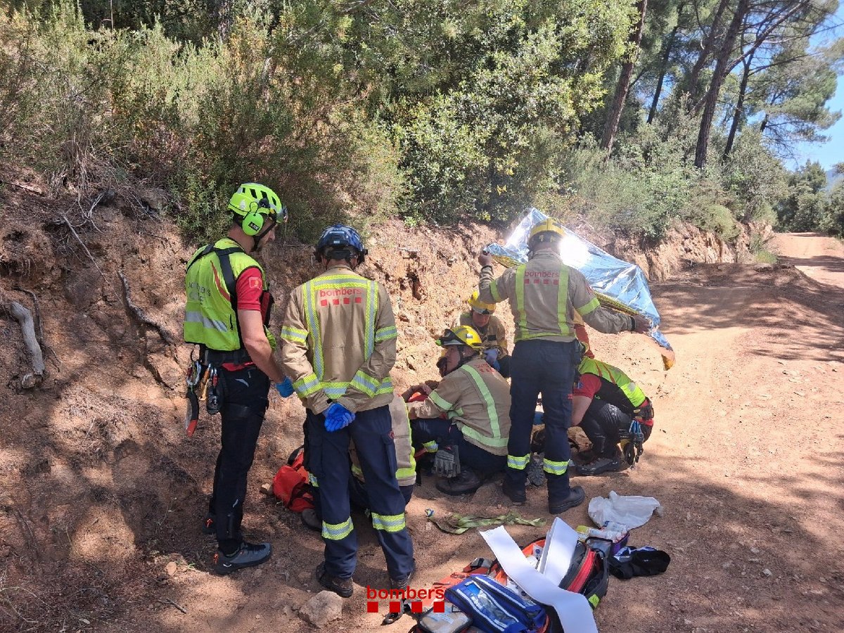 bomberscat's tweet photo. Ciclista accidentat aquest matí a la zona del Torrent dels Murris, a la Garriga (avís 10.56h). Activem helicòpter amb #GRAE i @semgencat. 
Els seus companys li havien immobilitzat la cama amb elements de fortuna. Fem atenció, immobilització i extracció amb gruatge. 
#bomberscat https://t.co/WuTzDOKWp6