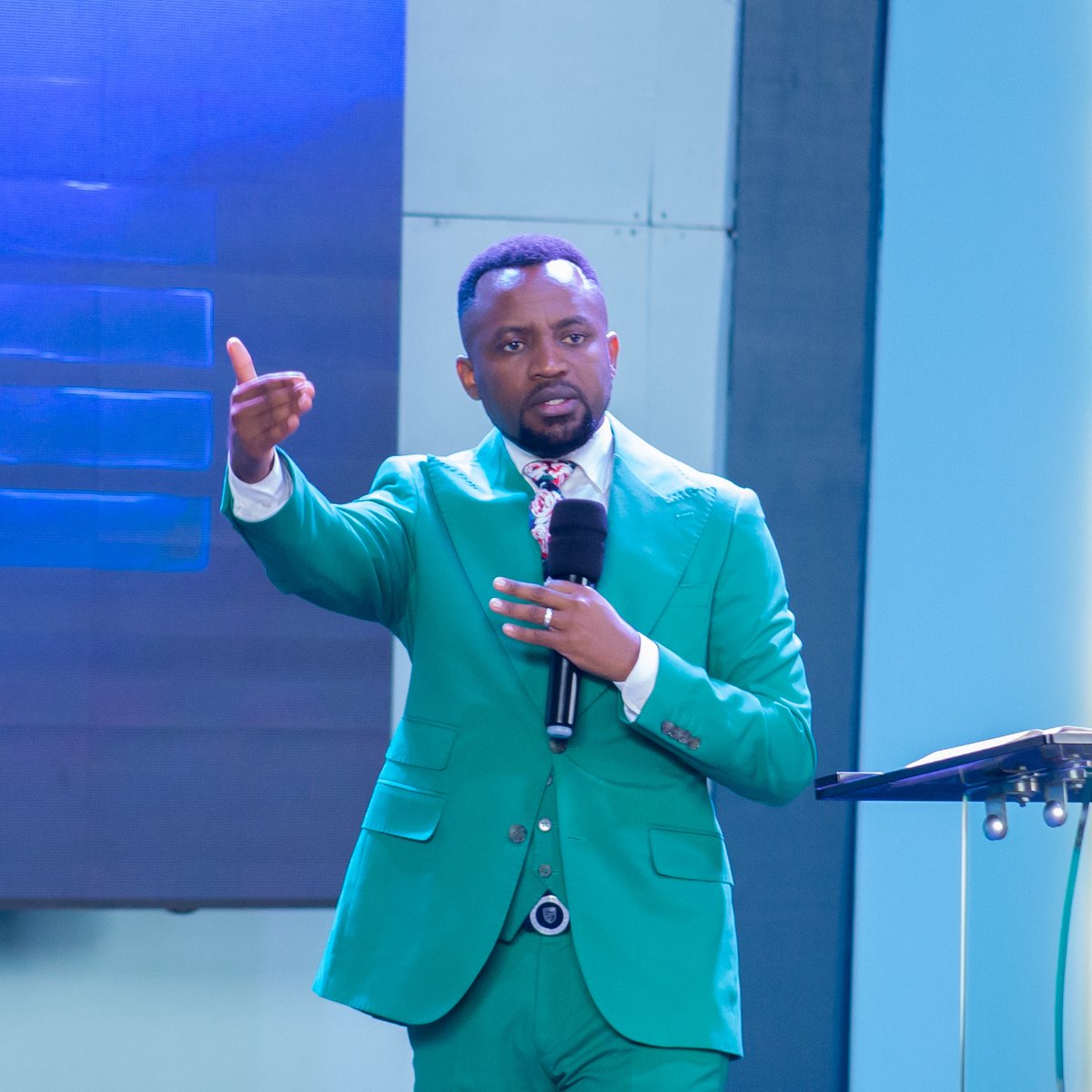 PBKagyezi's tweet photo. Mega Sunday Service: How to shine 

It is less wisdom to compare yourself to another. 

Men who can not shine compare themselves to other men.  Another man's journey is not your journey. (2 Corinthians 10 :12) https://t.co/0EFnWyXcXg