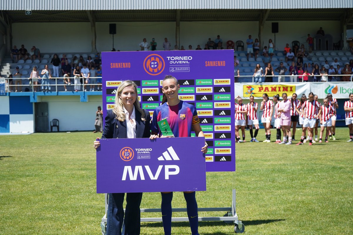 FutFemRFEF's tweet photo. 🏅 Rosalía Domínguez se lleva el MVP @iberdrola y el MVP @adidas_ES.

🎖️ Goiatz Ferraz se hace con el Fair Play @adidas_ES.

🙌🏼 ¡𝗘𝗻𝗵𝗼𝗿𝗮𝗯𝘂𝗲𝗻𝗮! 🙌🏼

#TorneoJuvenilFem | #FutFemRFEF | @panini_espana https://t.co/WGRvcMVsIO