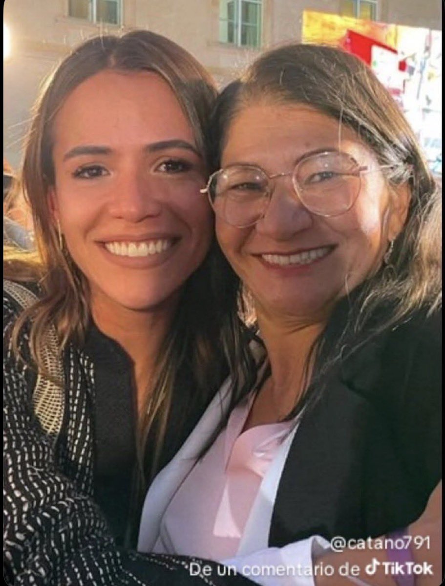 CarolBM29's tweet photo. De pronto usted no lo sabe, pero esta a la que abraza, le llevaba niñas a las cabecillas de las FARC para que las violaran. Entonces su tal “indignación” suena a una hipocresía y un descaro absolutos! 

La misma fundadora de la corporación Rosa Blanca cuenta cómo la reclutaron a los 11 años, la violaron y le quitaron sus hijitos: https://t.co/gzSx0OSgM4