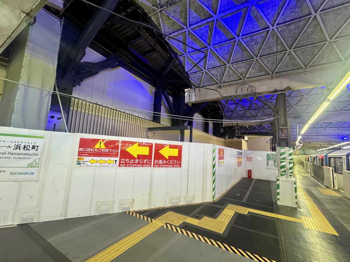 Exp_yueh's tweet photo. 図らずもモノレール浜松町駅駅舎切替え前の現ホームを取り��むように構築されてる新駅舎の様子や南口の見納めができたわ。 https://t.co/Mgz6nOT3Yf