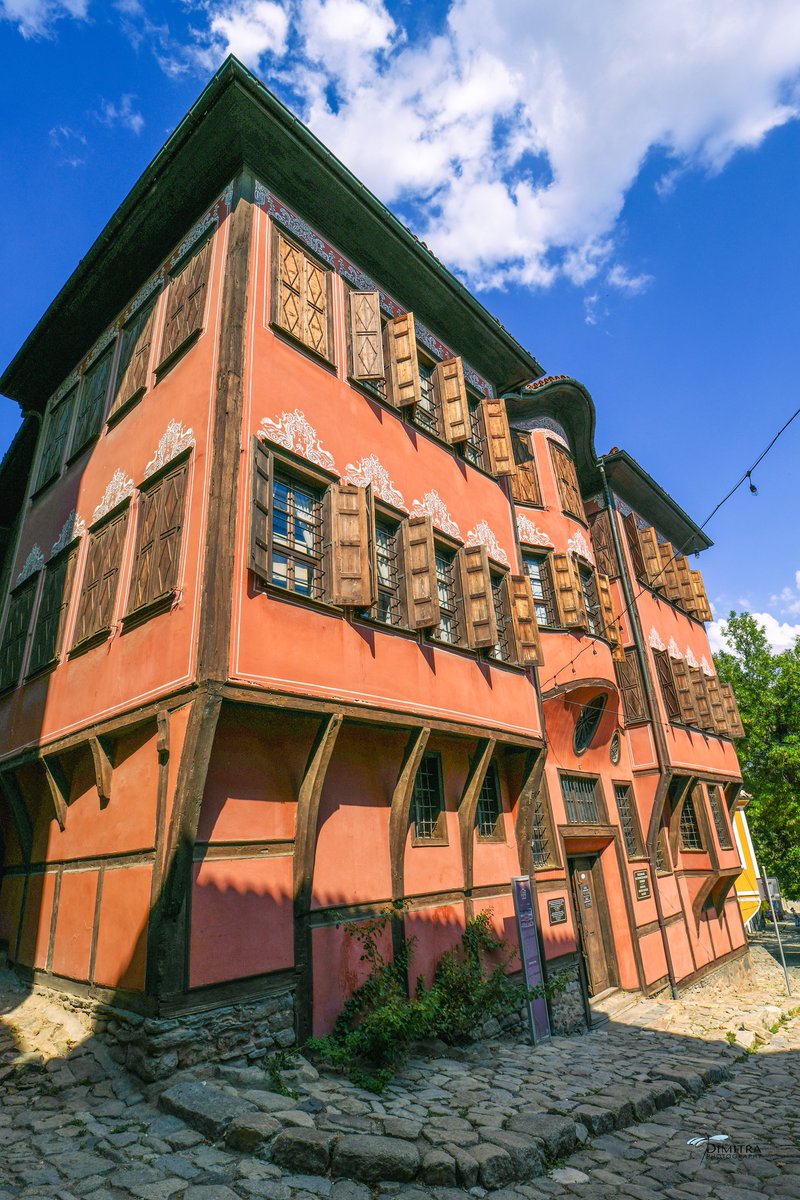 mimarkaanc's tweet photo. 20. yüzyılın ünlü mimarı Le Corbusier, 1911'deki İstanbul seyahatinde defterine renkli bir konak çizimi yapmış ve "Konak, yani ahşap Türk Evi, mimari bir şaheserdi..." notunu yazmıştır. İstanbul'daki bu konak bugün varolmasa da benzer bir örneği Bulgaristan'da. https://t.co/qpBMEXx0ux