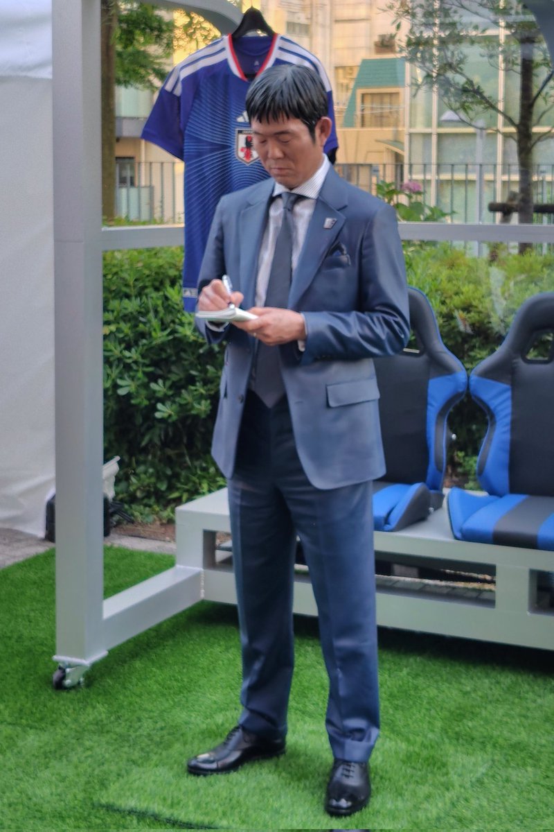 ot_1173's tweet photo. 等身大森保監督こわかった https://t.co/JUw63ApuAs