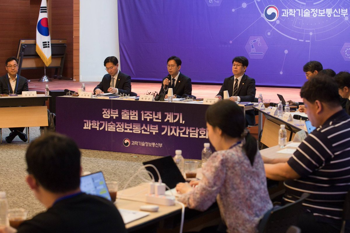 msitminister's tweet photo. <AI와 과학기술 강국 달성을 위해 더 큰 꿈과 도전이 필요한 시점>

정부 출범 1주년을 맞아 과기정통부 기자간담회를 가졌습니다.

지난 1년 동안 많은 정책을 추진했지만, 요즘 제가 가장 많이 하는 생각은 “지금 우리의 속도가 충분한가”라는 질문입니다.

세계는 예상보다 훨씬 빠르게 움직이고 있습니다.

AI는 이미 단순한 기술 경쟁을 넘어 국가 경쟁력과 경제안보, 그리고 미래 세대의 기회를 결정하는 핵심 요소가 되고 있습니다. 미국과 중국은 막대한 자본과 인재를 바탕으로 프론티어 AI 개발 경쟁을 가속화하고 있으며, AI가 과학 연구와 산업 혁신을 다시 가속하는 새로운 국면으로 진입하고 있습니다.

대한민국도 중요한 전환점에 서 있습니다. 지난 1년 동안 정부는 AI와 과학기술을 국가 성장전략의 중심에 두고 기반을 구축해왔습니다.

AI 기본법과 AI 데이터센터 특별법을 마련했고, 국가 AI 컴퓨팅센터 구축과 독자 AI 파운데이션 모델 개발을 추진하고 있습니다. 연구개발 예산 확대와 연구행정 혁신, 글로벌 인재 유치를 위한 톱티어 비자 역시 같은 방향에서 추진되고 있습니다.

무엇보다 중요한 변화는 대한민국이 AI를 단순히 활용하는 국가를 넘어 직접 개발하고 공급하는 국가를 지향하기 시작했다는 점입니다.

그러나 저는 여기서 만족해서는 안 된다고 생각합니다.

독자 AI 파운데이션 모델은 매우 중요한 출발점입니다. 하지만 장기적으로는 이를 기반으로 세계 최고 수준의 프론티어 AI 개발 역량까지 확보해야 합니다. 

프론티어 AI는 단순히 더 좋은 모델 하나를 만드는 문제가 아닙니다. 기술 표준을 결정하고, 반도체·컴퓨팅·데이터·서비스 생태계를 성장시키며, 미래 산업의 부가가치를 창출하는 국가 전략 자산입니다. 결국 AI 시대의 주도권은 프론티어 기술을 보유한 국가에게 돌아갈 가능성이 높습니다.

최근 제가 가장 고민하는 것도 바로 이 지점입니다.

대한민국은 그동안 빠르게 추격하며 성장해 왔습니다. 그러나 AI 시대에도 과연 추격 전략만으로 충분할까요? 이제는 일부 분야에서라도 세계 최초, 세계 최고에 도전하는 전략이 필요하다고 생각합니다. AI뿐 아니라 반도체, 양자, 바이오, 우주, SMR, 첨단 제조 등 미래 전략기술 분야에서도 마찬가지입니다.

실패 가능성이 있더라도 도전해야 합니다. 도전하지 않는 국가에는 미래도 없습니다. 과학기술의 역사를 돌아보면 국가의 도약은 언제나 불가능해 보이는 목표에 도전한 연구자와 기업가들로부터 시작되었습니다. 정부의 역할은 그들이 더 크게 도전할 수 있도록 인프라를 구축하고, 규제를 혁신하고, 세계 최고 수준의 인재가 대한민국을 선택할 수 있는 환경을 만드는 것이라고 봅니다.

대한민국은 이제 추격자가 아니라 개척자가 되어야 합니다.

지난 1년이 방향을 정하고 기반을 다진 시간이었다면, 앞으로는 국민이 체감할 성과를 만드는 시간으로 만들도록 하겠습니다. 대한민국이 AI 3대 강국을 넘어 세계를 선도하는 과학기술 강국으로 도약할 수 있도록 더욱 치열하게 고민하고, 더욱 과감하게 실행하겠습니다.

#AI3대강국 #과학기술강국 #프론티어AI #독자AI #AI주권 #국가AI컴퓨팅센터 #K문샷 #RND혁신 #양자기술 #바이오혁신 #반도체강국 #우주경제 #과기정통부