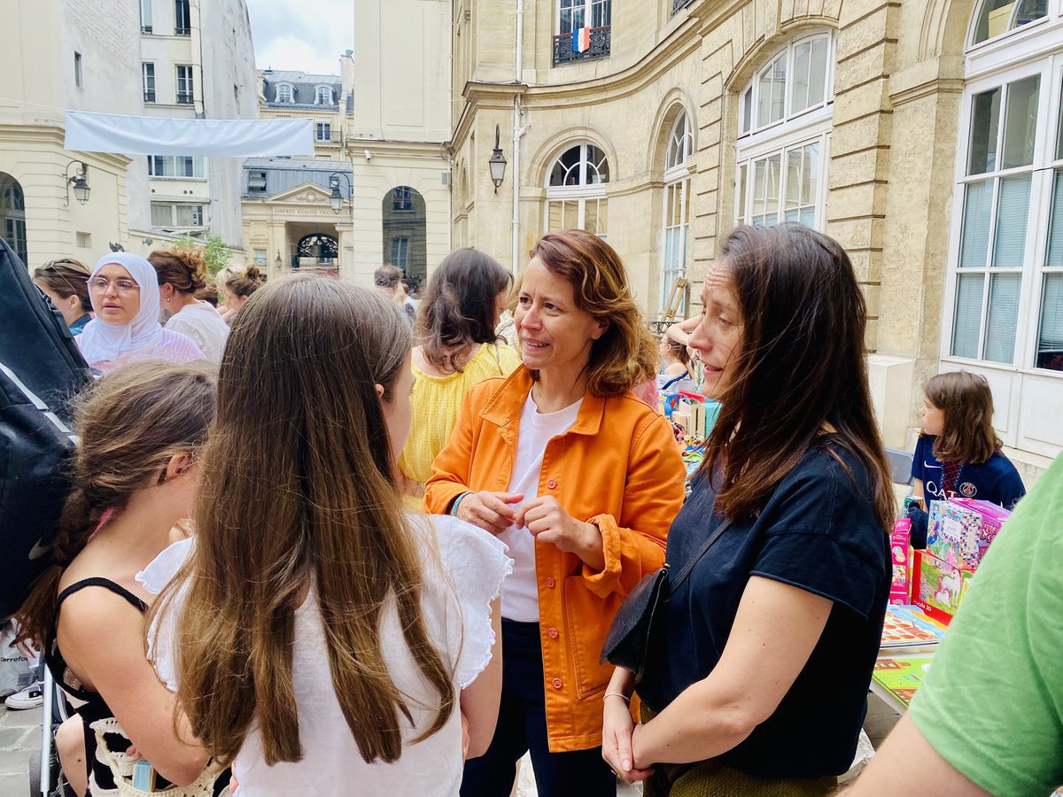 Mairie9Paris's tweet photo. Broc des kids et des babies: la brocante tenue par des enfants pour les enfants ! Jusqu’à 18h dans la cour de la mairie. Une belle tradition du 9e! @dburkli @VirginieMERGOIL https://t.co/GkD94botku