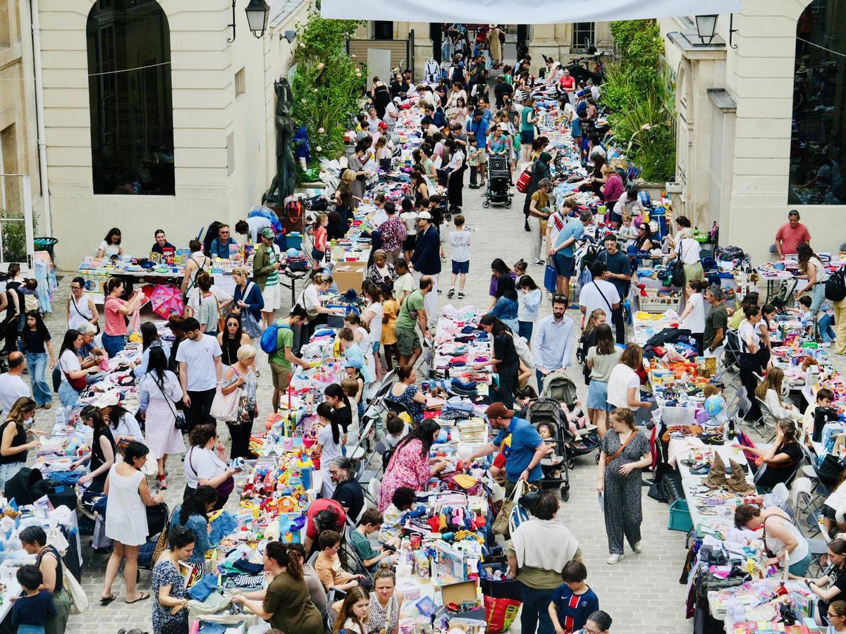 Mairie9Paris's tweet photo. Broc des kids et des babies: la brocante tenue par des enfants pour les enfants ! Jusqu’à 18h dans la cour de la mairie. Une belle tradition du 9e! @dburkli @VirginieMERGOIL https://t.co/GkD94botku