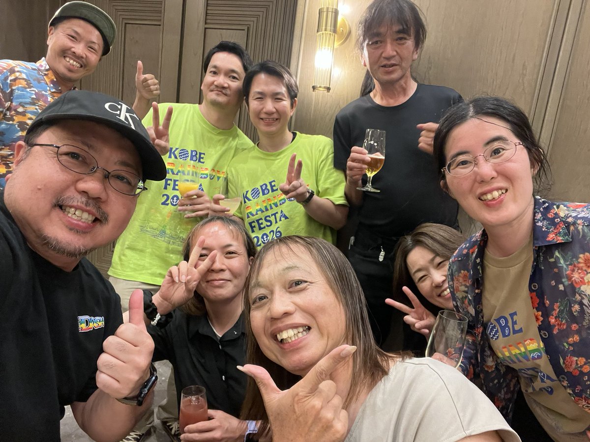 ftm_hikaru's tweet photo. オシャレな街・神戸で開催された神戸レインボーフェスタ@KOBE2023Rainbow も無事終了して、ブース出展でもたくさんの方との出会いと、アライの輪が広がったことを感じる時間となりました。ふーみん@foomin_phot0 との合同開催もとても楽しかったし、朋ちゃん@tomi8883 のステージも癒しの歌声で感動しました。何よりこの活動を通して若者たちの成長や感性に触れられたことは、日常生活では得られない宝物です。

かつて20代の頃の僕は、自分が何者かわからず迷走したりヤケになったり自分の殻に閉じこもったり優しい大人を困らせるようなことをするような若者でした。僕からみた大人たちは、今のようなムーブメントがない中でも、強くたくましくしなやかに生きていて、僕は憧れの眼差しでみていたし、早くあんかカッコいい大人になりたいといつも背伸びをしていました。
大きくて深い愛情で見守ってくれていた先輩たちに、心から感謝すると共に、今の若者たち、かつて暗闇にいた僕のような若者にも、全力で伝えたいのは

光は、必ずある！ということ。

アライは、必ずあなたのそばにいる！ということです。

SNSで顔の見えない人にぶつけられる暴言に怯える必要はないです。かっこよく堂々と生きてる上品なロールモデルとなるような人はたくさんいます。

じぶんの性に正直に生きられる社会を作っていくために、僕らはまだまだできることがたくさんあります。
生きてることが楽しい！と、今を喜び、未来にも希望を持てる社会にしていきませんか？

心強い仲間たちと出会ってまた勇気とエネルギーをもらいました。明日からプライド月間。走り抜けていくぞ！🏳️‍🌈

神戸レインボーフェスタ関係者の皆様、本当にお疲れ様でした！ありがとうございました！
@info_allyes
