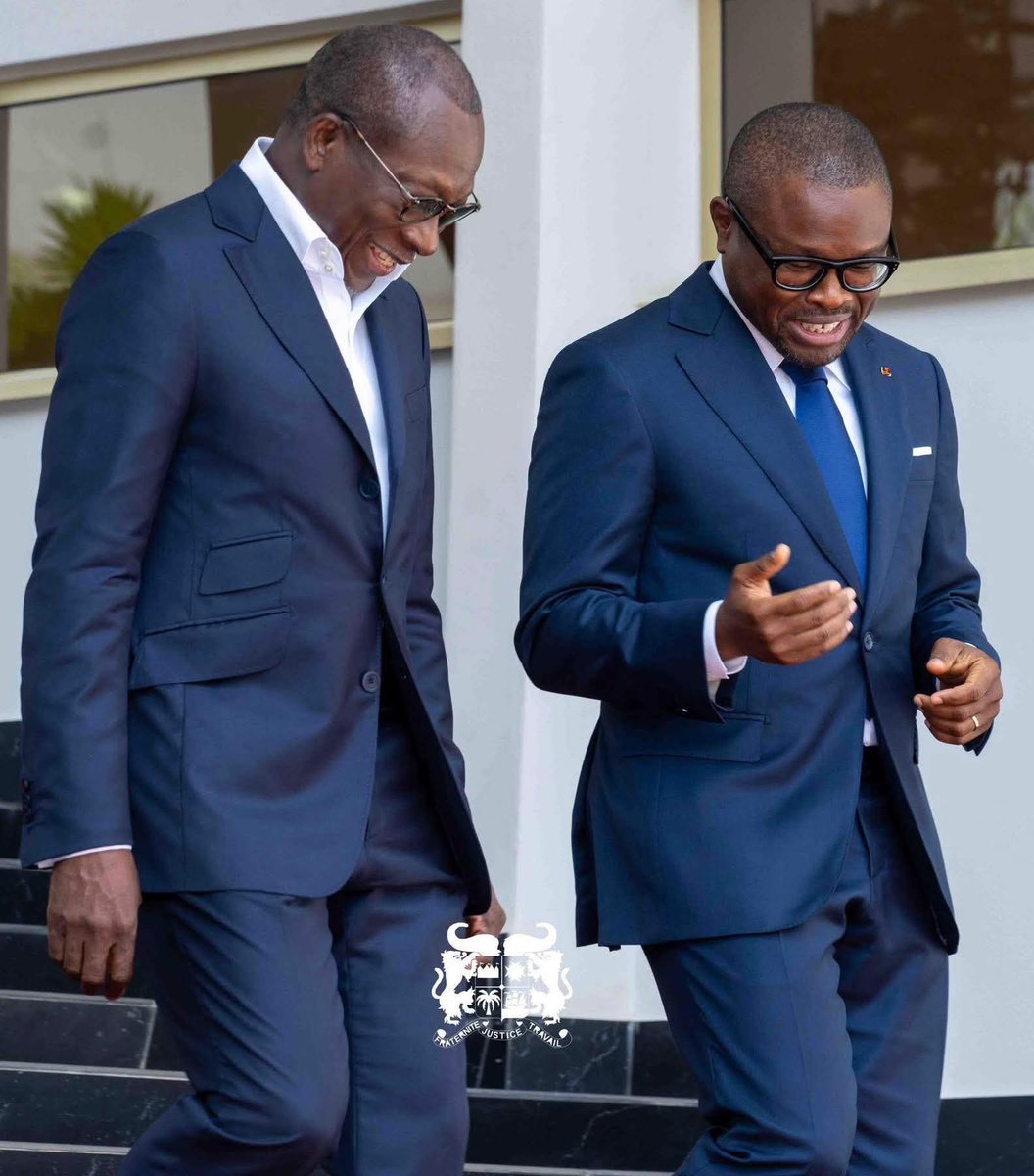 Nsangou_Khadafi's tweet photo. 🇧🇯 DE SIMPLE ÉTUDIANT À PRÉSIDENT : L’ASCENSION EXCEPTIONNELLE DE ROMUALD WADAGNI

En 1995, un jeune Béninois quitte son pays.

Il n’a ni réseau.
Ni piston.
Ni nom célèbre.

Seulement une valise.
Et une obsession : devenir le meilleur.

Direction la France.

Il intègre l’École Supérieure des Affaires de Grenoble. Pendant que beaucoup cherchent des raccourcis, lui travaille sans relâche.

Jour après jour.
Cours après cours.
Sacrifice après sacrifice.

Quatre ans plus tard, le verdict tombe :

Major de sa promotion.

Pas deuxième.
Pas troisième.

Premier.

Son talent ne passe pas inaperçu.

Un recruteur de Deloitte le repère avant même l’obtention de son diplôme et lui ouvre les portes du cabinet.

Il rejoint le bureau de Lyon.

Très vite, il gravit les échelons et devient superviseur.

Mais il vise encore plus haut.

En 2003, il décroche le CPA, l’équivalent américain du diplôme d’expert-comptable, considéré comme l’un des examens les plus exigeants au monde dans son domaine.

Puis il traverse l’Atlantique.

Destination : Boston.

Chez Deloitte USA, il travaille sur l’audit de grandes multinationales et participe à d’importantes opérations de fusion-acquisition.

Là encore, il refuse de s’arrêter.

En 2007, il rejoint Harvard pour se perfectionner en capital-investissement et en capital-risque.

Parce que les grands parcours ont un point commun :

Ils ne cessent jamais d’apprendre.

Puis arrive 2012.

Il n’a que 36 ans lorsque Deloitte le nomme associé.

Une nomination historique.

Le plus jeune associé de l’histoire du groupe.

Pas seulement en Afrique.

Dans le monde entier.

À ce stade, beaucoup auraient choisi le confort.

Une carrière prestigieuse.
Une rémunération exceptionnelle.
Une reconnaissance internationale.

Mais en 2016, un appel change tout.

Le président Patrice Talon le contacte.

Le Bénin a besoin de lui.

Alors il rentre.

Le défi est immense.

Le pays doit restaurer sa crédibilité financière, maîtriser sa dette et regagner la confiance des investisseurs internationaux.

Il se met immédiatement au travail.

Réformes.
Discipline budgétaire.
Modernisation des finances publiques.

Les résultats suivent.

En 2018, il pilote un emprunt de 260 millions d’euros sur les marchés internationaux.

Une première dans l’histoire du Bénin.

En 2019, il conduit le premier eurobond international du pays pour un montant de 500 millions d’euros.

Puis survient la pandémie mondiale.

Partout, les économies vacillent.

Mais en 2020, le Bénin affiche une croissance de 3,8 %, l’une des meilleures performances d’Afrique subsaharienne.

L’année suivante, un nouveau cap est franchi.

En 2021, le Bénin devient le premier pays africain à émettre un eurobond destiné au financement de projets liés aux Objectifs de Développement Durable des Nations Unies.

500 millions d’euros.

Ce n’est plus seulement la gestion d’un budget.

C’est le repositionnement d’un pays tout entier sur la scène internationale.

Les agences de notation prennent acte.

Moody’s améliore la note du Bénin.
Fitch maintient une perspective stable.
Standard & Poor’s rehausse son évaluation.

Le monde financier commence à regarder le Bénin autrement.

Année après année, la confiance s’installe.

En 2023, le FMI classe le pays parmi les économies africaines les plus performantes en matière de gestion économique.

En 2024, le Bénin devient le premier pays d’Afrique en matière de transparence budgétaire.

En 2025, le prestigieux magazine The Banker le désigne Ministre africain des Finances de l’année pour la quatrième fois.

Puis arrive avril 2026.

Le peuple béninois se prononce.

Avec 94,05 % des suffrages, Romuald Wadagni devient Président de la République du Bénin.

Quand je lis cette histoire, je retiens une leçon essentielle.

Pas les chiffres.

Pas les titres.

Pas les distinctions.