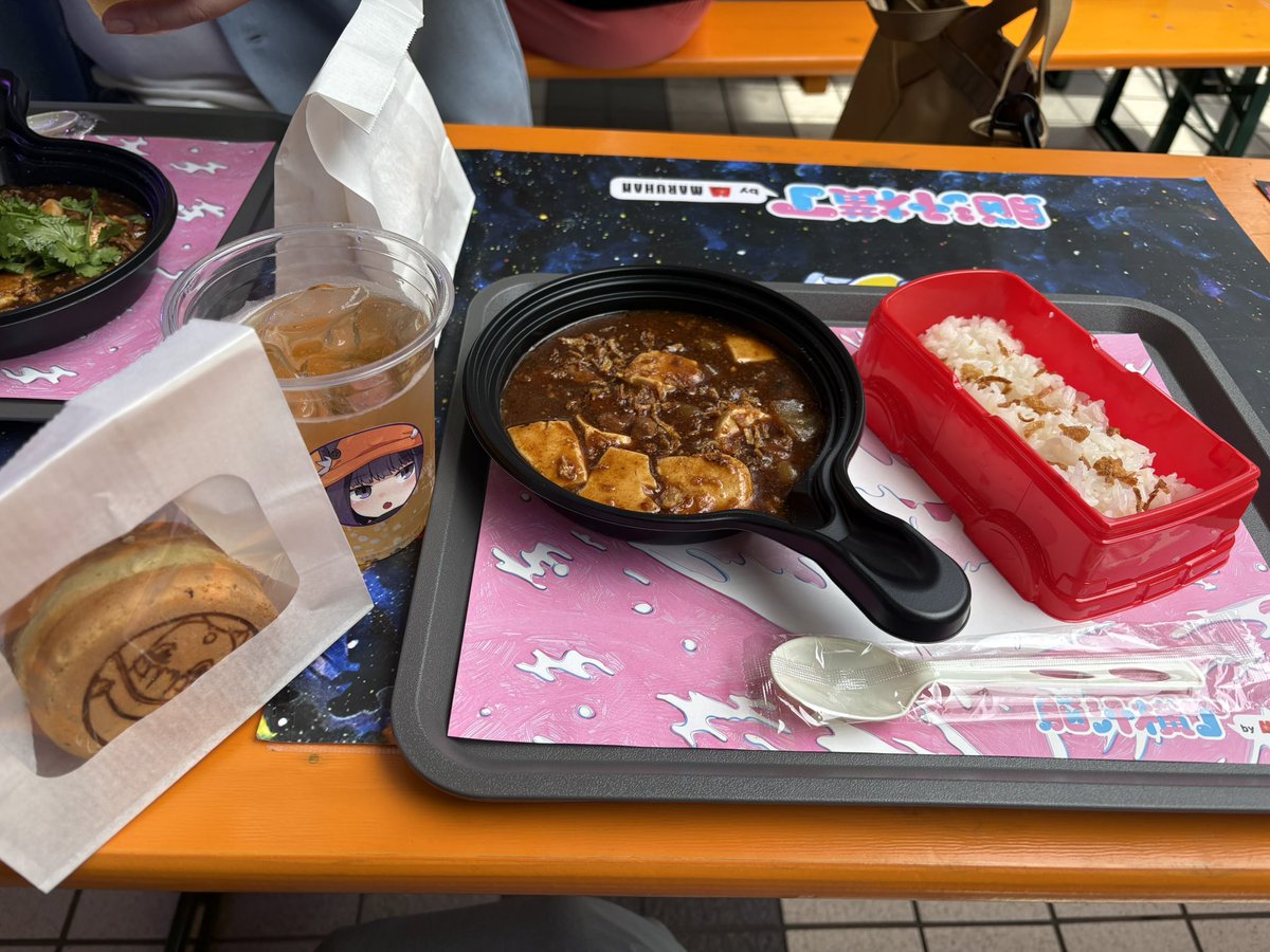 mana_around30's tweet photo. 脳汁横丁行って、5歳さんの麻婆豆腐食べに行って、彼氏(非界隈民)と5歳さんが話してる不思議な空間だった。相変わらず美味しい！
いつもの麻婆豆腐食べたあとにゴルゴンゾーラも頼んじゃった！美味しい！！！ https://t.co/BhbZc55VHI
