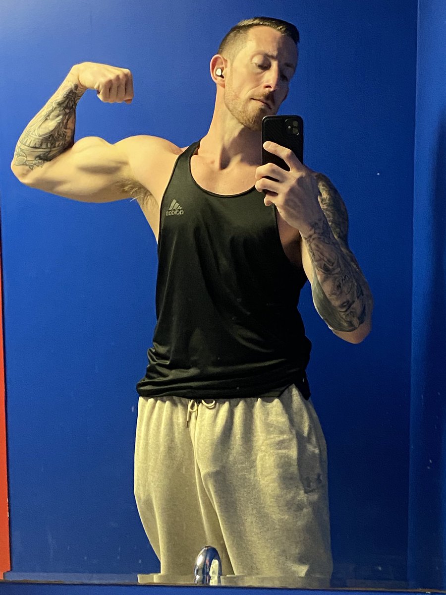 nakedchef86's tweet photo. https://t.co/3Qp87wsXoY  Routine is important. Wake up , walk dogs , exercise, jerk off aggressively and cum everywhere, go to work .. 👀 come play with me on my onlyfans.  Don’t be a cheap ass your whole life 🤣 https://t.co/Rbz8uzVAX3