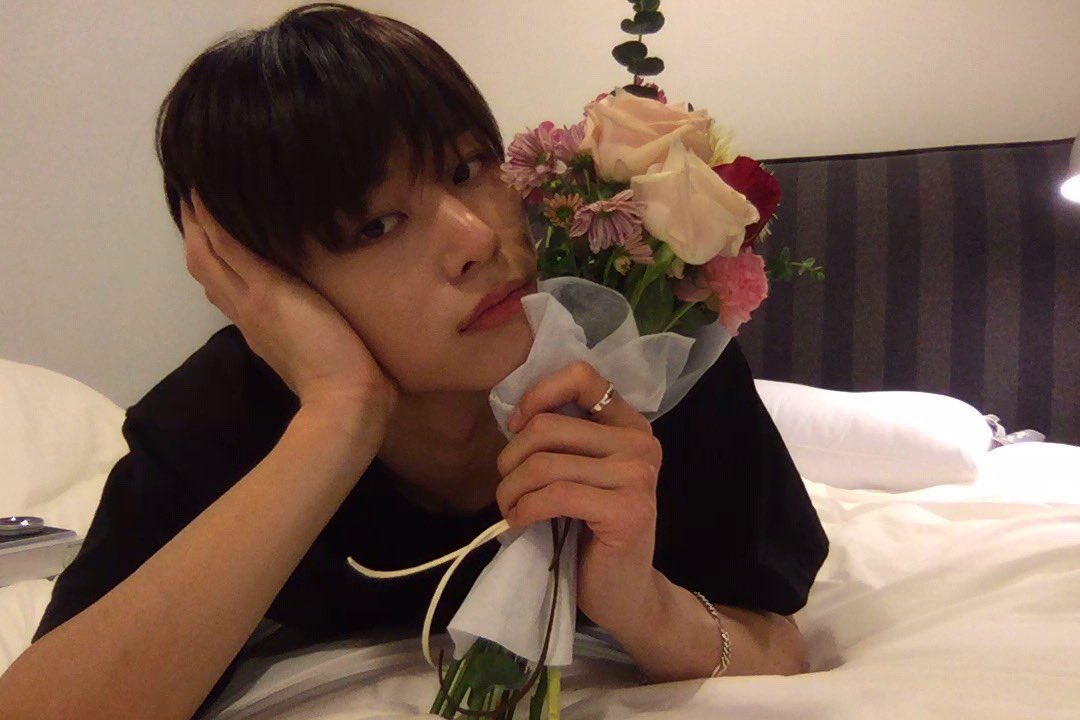 jrrrn115's tweet photo. 한 송이에 기뻐하던 남자애가 여자 준다고 야밤에 사 온 꽃다발을 기억해🥰🥰 https://t.co/qbL05TyjJ7