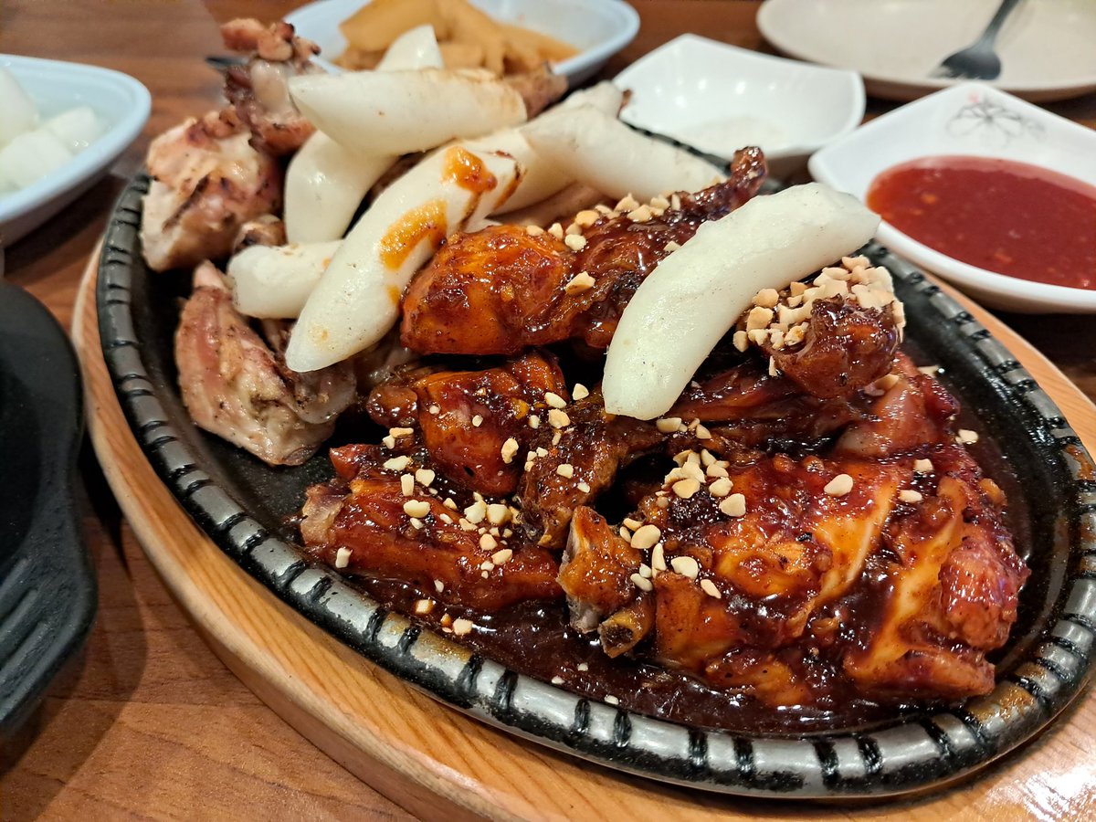 _angmok's tweet photo. 동네의 오래된 맛집이 좋다. 마케팅 안 하고 오랜 단골이 있는 그런 곳. 프랜차이즈랑은 다른 맛. 사장님만의 노하우로 직접 요리해 주는 곳 https://t.co/AoLy2rozMl