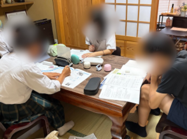 otasunchi's tweet photo. 普段は小学～高校と様々な学年の生徒さんが同じテーブルで学習ですが、今日は珍しく中3だけのテーブルが。
受験生だけが集まると、雰囲気も少し変わります。
問題に向かう表情も真剣で、流石受験生。集中力が違います。
静かな緊張感と熱気。
これから受験まで長いようで短い期間ですが
一日を大切に。 https://t.co/pomTvzlRKa