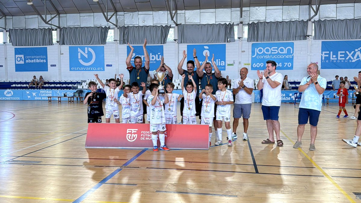 CFS_Pinatar's tweet photo. 📜𝑳𝒂 𝒉𝒊𝒔𝒕𝒐𝒓𝒊𝒂 𝒔𝒆 𝒆𝒔𝒄𝒓𝒊𝒃𝒆 𝒅𝒆𝒔𝒅𝒆 𝒍𝒂 𝒃𝒂𝒔𝒆

🏆¡El Saymar CFS Pinatar, campeón de la Copa Prebenjamín!

👏🏻¡Enhorabuena y gracias por poner en lo más alto nuestros colores ya desde bien pequeños!

#CFSFactory https://t.co/eRIrBVhVrk