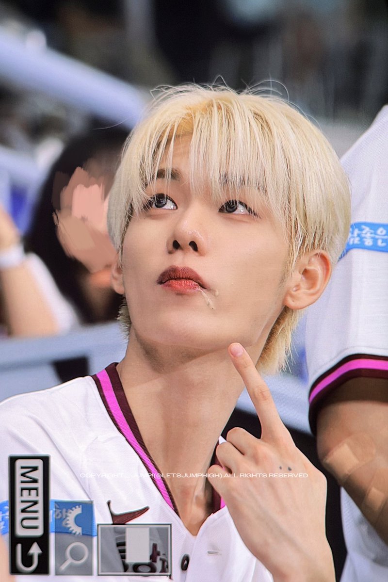 LetsJumpHigh's tweet photo. 260531 
팬매님: 아무도 찍지마
이정현: 헤엥 여기 묻엇어요
#이정현 #LEEJEONGHYEON #EVNNE https://t.co/0rzQPpejsg