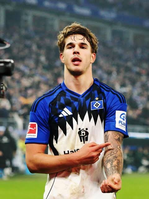 TheSpursExpress's tweet photo. 🥇🚨 | There are two options for Luka Vuskovic this summer: a long-term contract extension with a top salary at #Tottenham, or a move to one of the biggest clubs in Europe. Talks are ongoing. @Plettigoal https://t.co/X7qSMv8sln