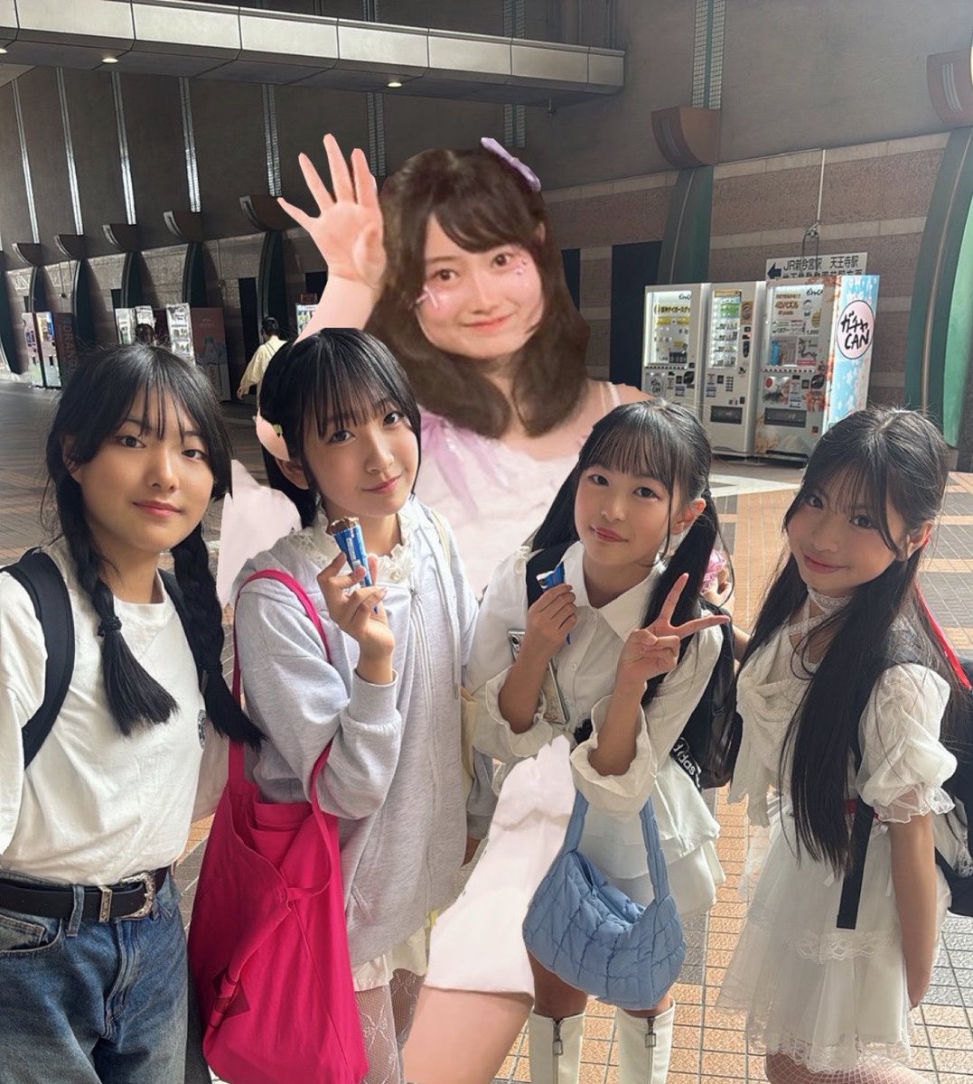 PINEC__INOHA's tweet photo. スパワールドの時にみんなで写真撮ろうとしたらタイミング悪くてあみかちゃんいなかったから合成であみかちゃん入れたら大きくなっちゃった(๑>◡<๑)

#パイナップルクラブ #INOHA https://t.co/nBNUu2PIh3