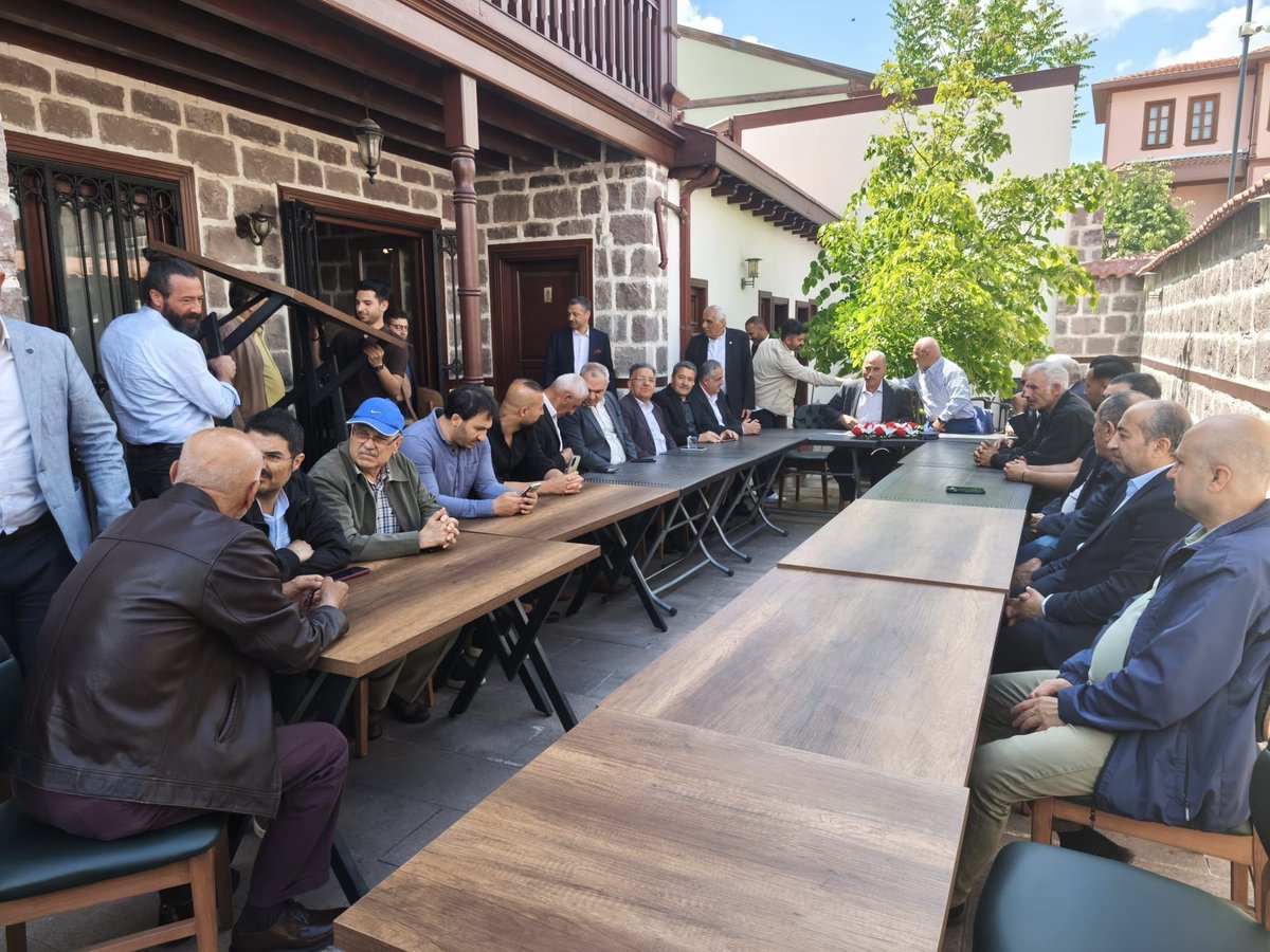 tekhajans's tweet photo. Siirt Vakfı Ankara Şubesi’nin düzenlediği bayramlaşma programı, eski milletvekilleri, bürokratlar ve iş insanlarının katılımıyla Ankara’da yaşayan Siirtlileri birlik ve dayanışma vurgusuyla bir araya getirdi.

@Siirtvakfi06 @SiirtVakfiorg @afifd https://t.co/aIakGBwmp9