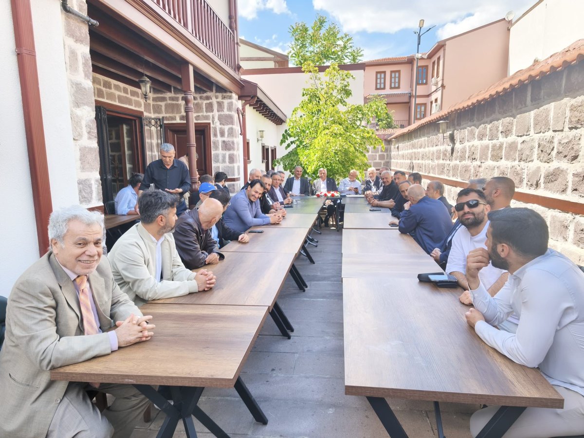 tekhajans's tweet photo. Siirt Vakfı Ankara Şubesi’nin düzenlediği bayramlaşma programı, eski milletvekilleri, bürokratlar ve iş insanlarının katılımıyla Ankara’da yaşayan Siirtlileri birlik ve dayanışma vurgusuyla bir araya getirdi.

@Siirtvakfi06 @SiirtVakfiorg @afifd https://t.co/aIakGBwmp9
