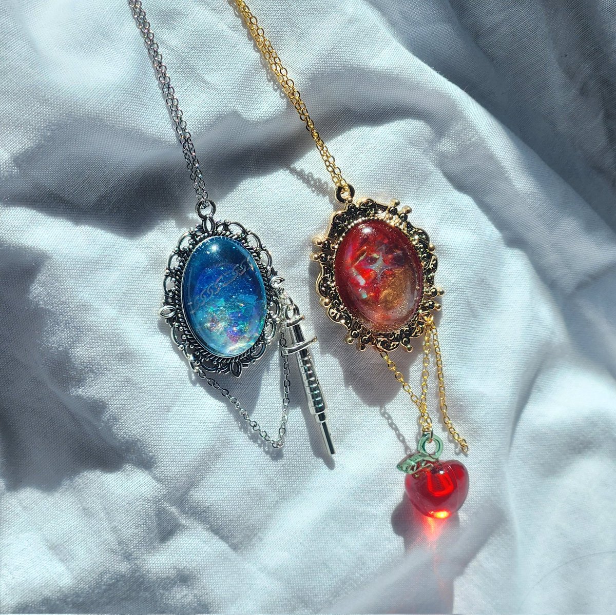 Star__creation's tweet photo. [accessory] 💉× 🍎

*   
( Concept : 💉,🍎 #커미션  #ハンドメイド ) 

⟡#pedant_space  
⟡ - 𝙲𝚘𝚖𝚖𝚒𝚜𝚜𝚒𝚘𝚗 _ https://t.co/BOqEXGLQsz