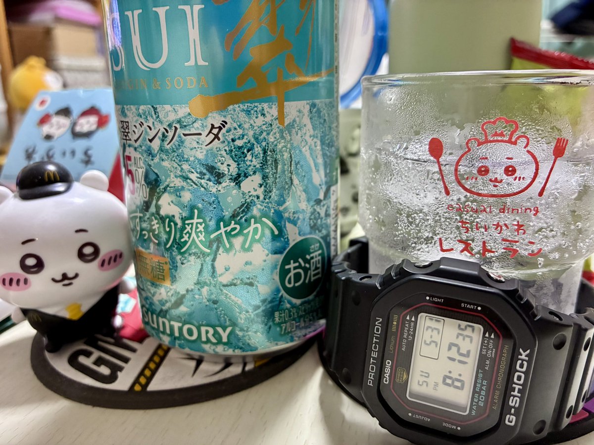 dw5000r's tweet photo. 今宵はサントリーの翠ジンソーダ😊スッキリして飲みやすい。
今日は酒々井のアウトレットに用事があったのでカシオのアウトレットも覗いてみた。
MT-Gの盤面がキラキラと光り、結構安くなっていて購入オーラを出してきたんだけど…愛機の5000Rのようなトキメキは感じなかったな🤔
#GSHOCK
#DW5000R https://t.co/g0x7n3rnQK