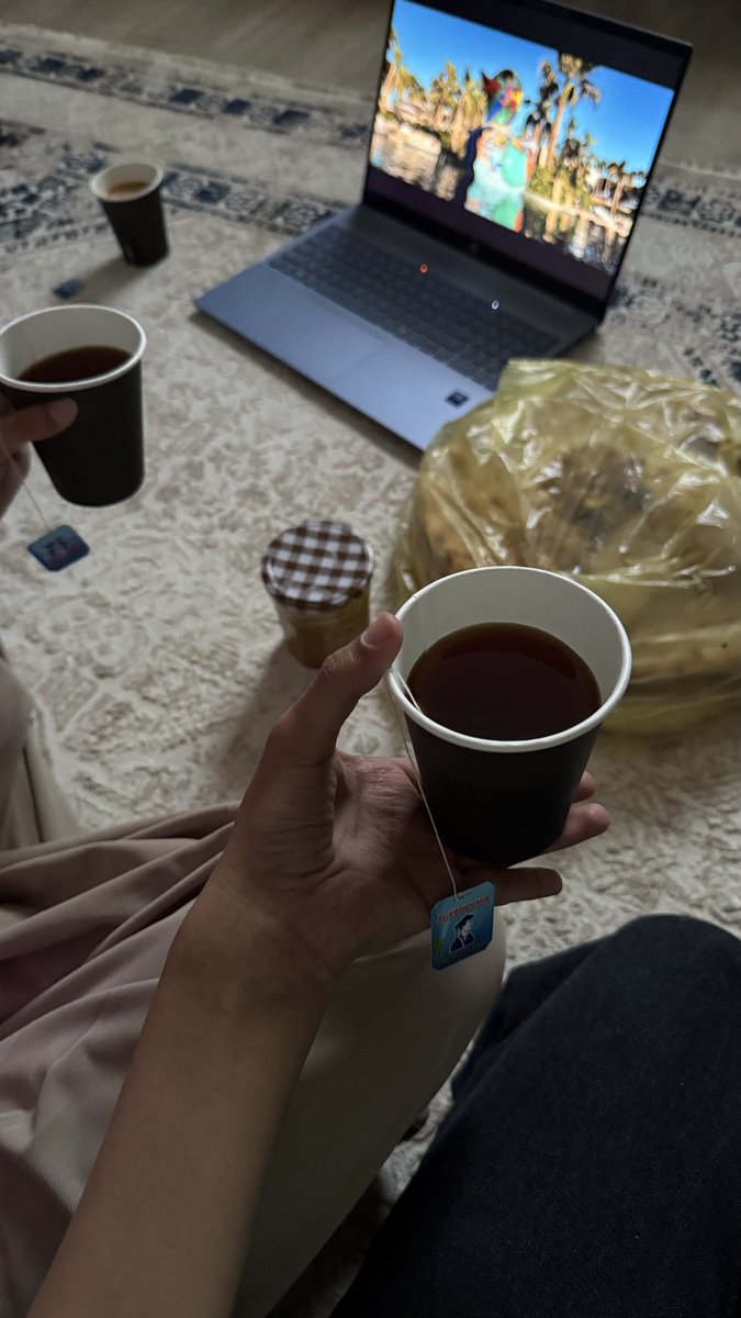 iello_i's tweet photo. احب العيد و أيام العيد واجتماعات الأحبّة🥹

ان الروح اذا التقت بمن يشبهها ترممت وتعافت واكتملت❤️ https://t.co/XA4v2rQ2rU