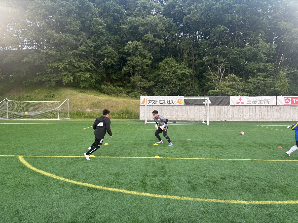 VEGALTA_ACADEMY's tweet photo. 【GK】
本日、宮城県GKクリニックにユースGK5名が参加しました⚽️
指導する側での参加から、伝えることの難しさやプレーで見せることの大切さなど、多くの学びがありました🧤
このような機会をいただいた、宮城県サッカー協会、宮城県GKプロジェクトの皆様、ありがとうございました🙇‍♂️
#VEGALTA #GK https://t.co/HgAt1l6oaX