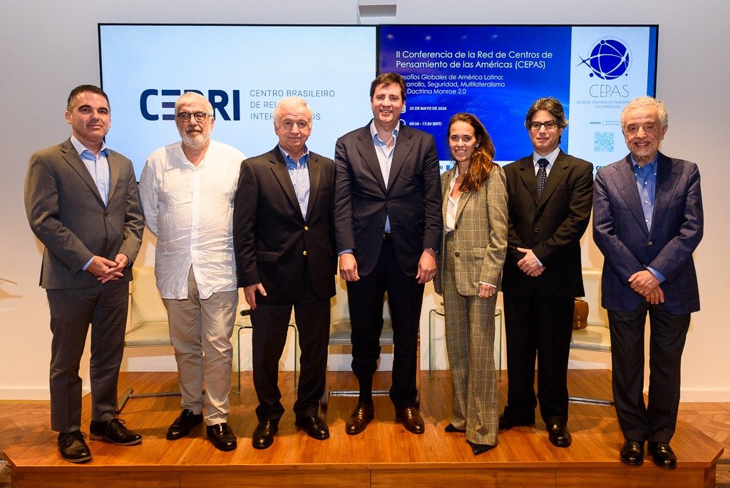 ClapesUC's tweet photo. Esta semana se realizó la II Conferencia de la Red de Centros de Pensamiento de las Américas (#CEPAS). 🌎

El encuentro organizado por CEBRI en Río de Janeiro reunió a destacados académicos, autoridades y expertos internacionales para debatir sobre el nuevo escenario global y sus implicancias para la región, con una conferencia magistral de Jeffrey Sachs y paneles sobre geopolítica, inserción económica y democracia.

Además, desde CLAPES UC destacamos a Francisco de Santibañes de CARI, quien fue designado como nuevo presidente de la Red. ¡Felicitaciones! 👏

Seguiremos colaborando entre centros de pensamiento e instituciones académicas para potenciar el análisis estratégico, fomentar el diálogo regional y desarrollar propuestas para enfrentar los principales retos de América Latina.

👉 Revive el encuentro en https://t.co/hIenirl5K0 👈

CEPAS está integrado por: 
🇦🇷 @CARIconsejo
🇧🇷 @CEBRIonline
🇨🇱 @ClapesUC
🇨🇴 @Fedesarrollo
🇪🇸 @rielcano
🇺🇸 @AtlanticCouncil
🇲🇽 @mexevalua
🇵🇪 @GRADEPeru