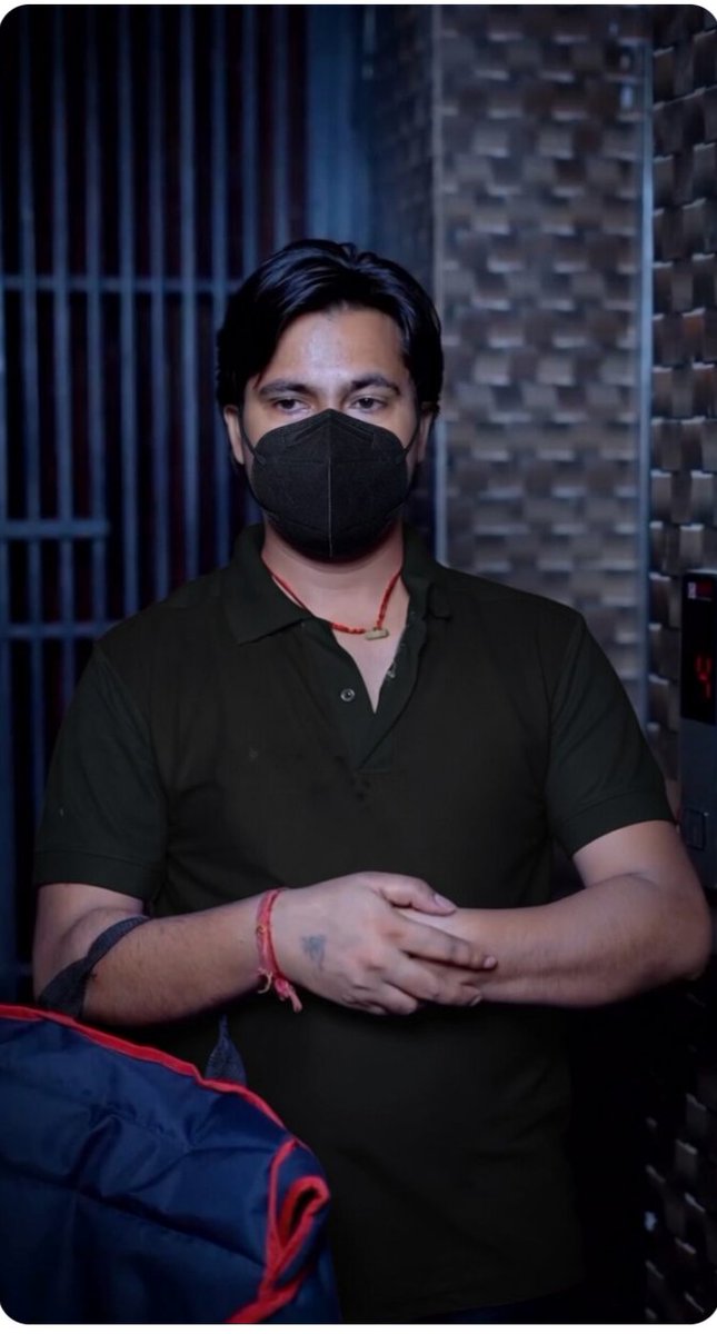 Amit2v's tweet photo. शादी के 3 महीने बाद पत्नी सुपरवाइजर के साथ चली गई..?😱

लगभग 6 महीना बाद उसका फोन आया 
अरुण... मुझे बचा लो मेरी जिंदगी बर्बाद हो गई

अरुण फैक्ट्री में काम करता था
पूनम के जन्मदिन के बाद सुपरवाइजर का घर आना-जाना शुरू हो गया

धीरे-धीरे पूनम बदलने लगी
और एक दिन वह उसके साथ चली गई

शुरुआत में सब ठीक चल रहा था 

लेकिन कुछ महीनों बाद सुपरवाइजर का असली चेहरा सामने आ गया

वह उसे प्रताड़ित करने लगा अपमान करने लगा और गलत संगत में धकेलने की कोशिश करने लगा

पूनम के ना चाहते हुए भी अपने दोस्तों के साथ मजबूर किया 

तब पूनम को समझ आया कि उसने कितनी बड़ी गलती कर दी है 

अरुण टूट चुका था नई जिंदगी शुरू करने की कोशिश कर रहा था

लगभग 6 महीने बाद उसका फोन आया बोली कहां हो अरुण प्लीज मुझे बचा लो

मुझसे गलती हुई मुझे एक मौका दे दो..😭

अगर आप अरुण की जगह होते तो क्या करते?
दूसरा मौका देते या हमेशा के लिए रिश्ता खत्म कर देते?