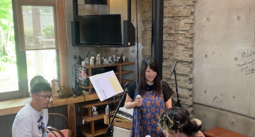 kana_tochiotome's tweet photo. 今日はカフェまつぼっくり☕️お越し頂きありがとうございました🥁今回はkanadaiカバーでした🎧

1.蕾
2.点描の唄
3.東京
4.吉原ラメント

温かい空間と優しい笑顔の真ん中で歌うことが出来たこと、心に伝えられたことが嬉しいです🎹

最前で見守ってくれた代表様の目にも光るものが🕶️ｱｯﾀﾖｳﾅ☺︎! https://t.co/UdDzAaaPvA