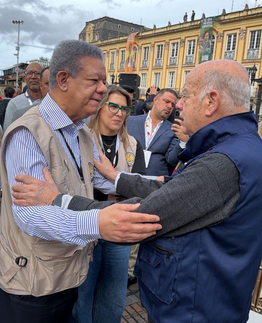 TransparenciaAL's tweet photo. 🇨🇴🗳️ Encuentro entre el Jefe de la Misión de Observación Electoral de #TransparenciaElectoral, José Miguel Insulza (@Insulza), y el de la Misión de Observación Electoral de la @OEA_oficial, Leonel Fernández (@LeonelFernandez) en el acto de inauguración de la jornada electoral en la Plaza Bolivar de Bogotá #Colombia