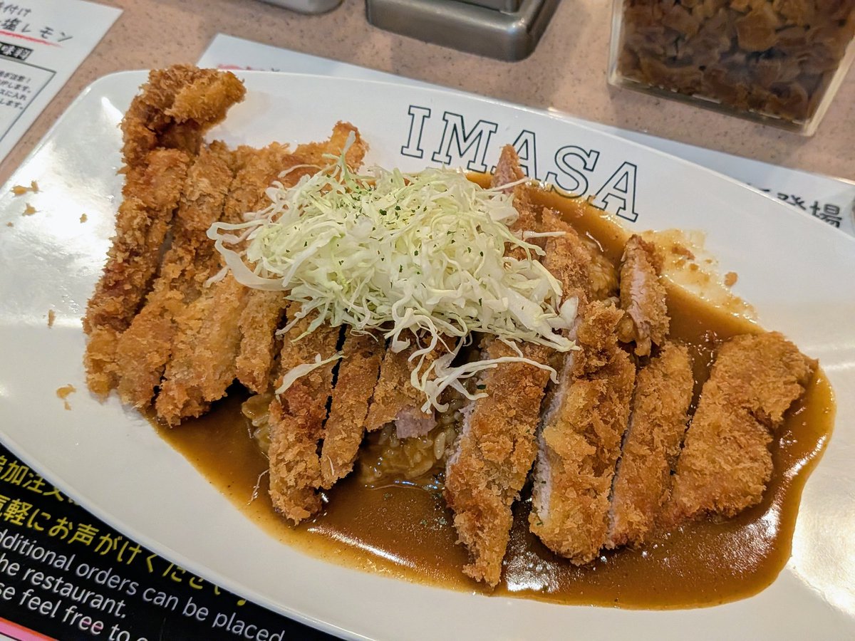 matsujun5213's tweet photo. 新宿駅の地下。京王モールにある激安カレー店『カレーハウス11イマサ』
でっかく伸ばされたカツが乗って990円。普通のカレーなら500円台。懐事情の厳しい俺たちの味方な店だ。 https://t.co/AUOaBCmpXM