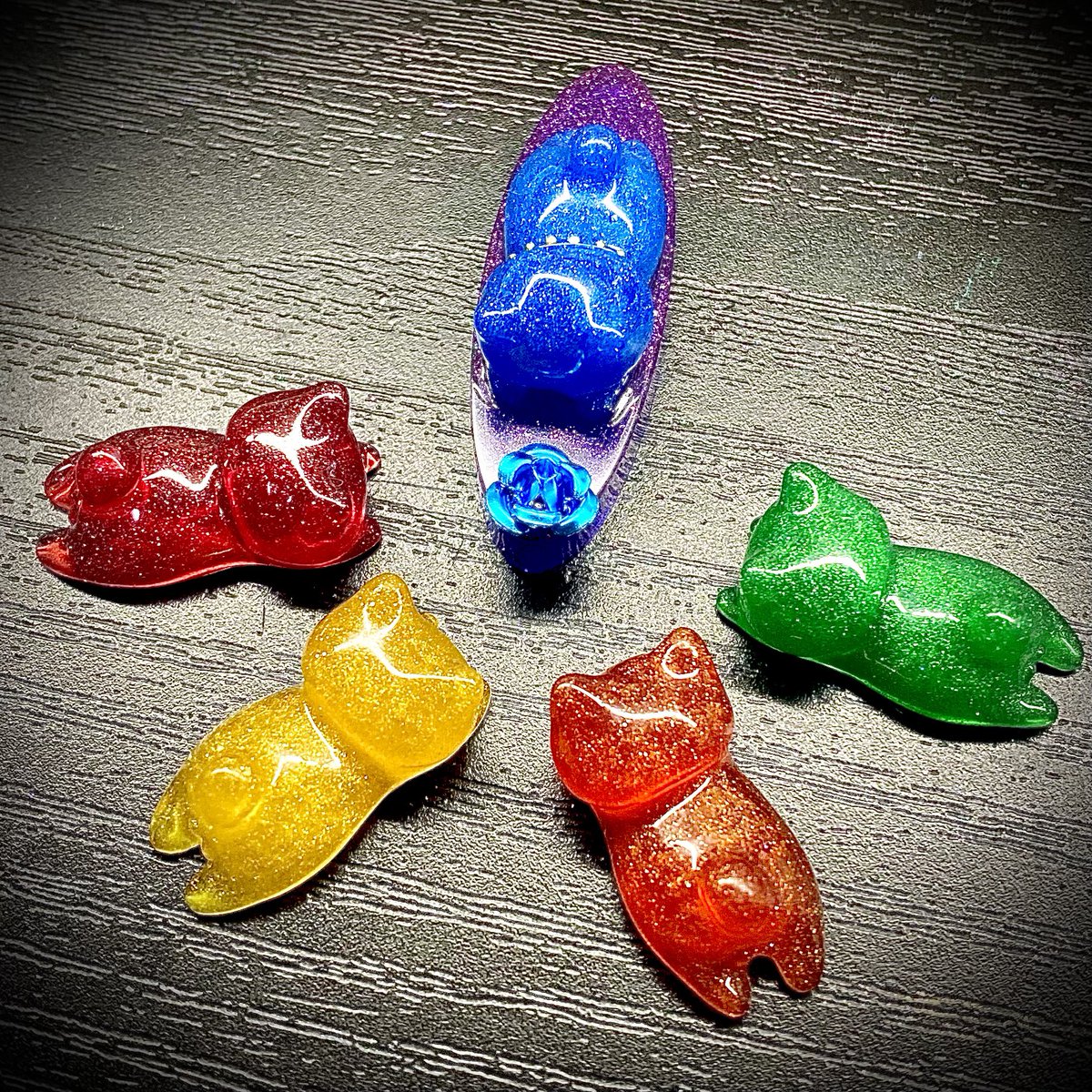 NOA_workshop's tweet photo. 〜レジ猫物語〜〈第5話〉

😺🔵「良い感じの薔薇🌹
　　　　　　　があったよ❗️」

😺🟠「青い薔薇だ⁉️」
😺🟢「めずらしいよね⁉️」
😺🔴「すごく似合ってるよ❗️」
😺🟡「さらにうらやまぁ〜」

😺🔵「我ながら満足にゃ❗️」

つづく…

#ハンドメイド
#レジン
#猫 https://t.co/KwH8X0667w