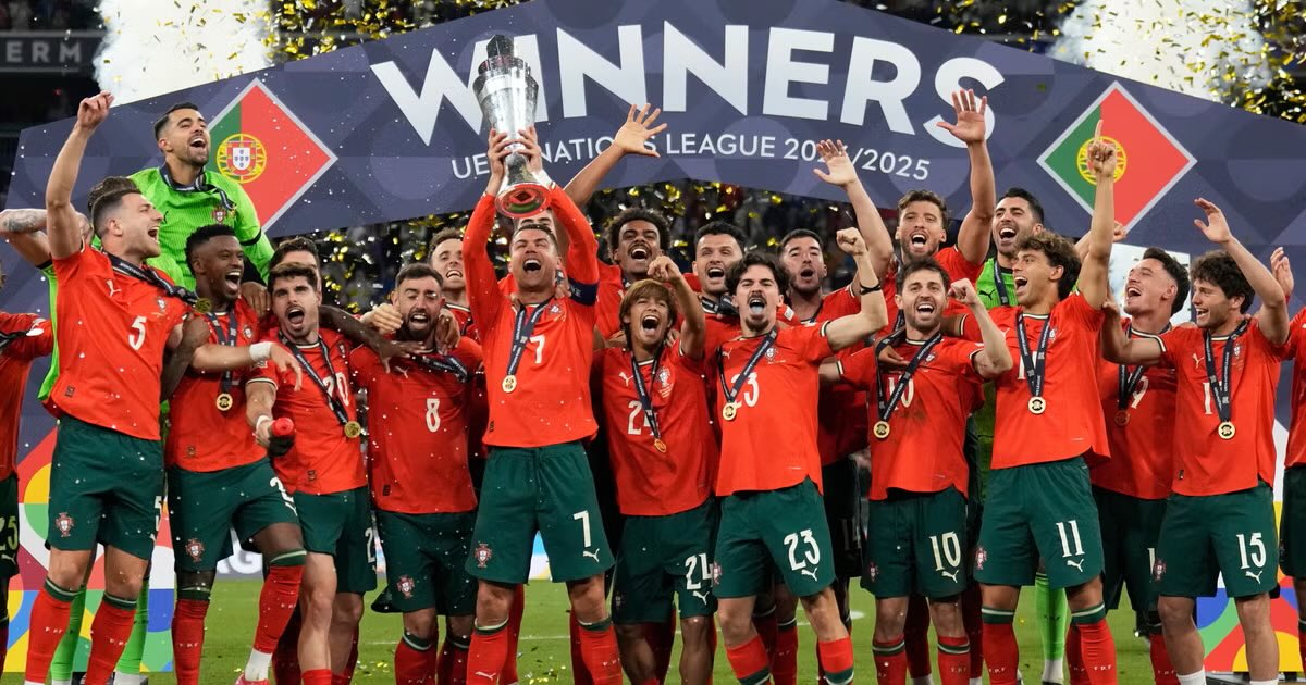 ActuCR7_'s tweet photo. 🚨🇵🇹 Les Portugais arrivent en fanfare à la Coupe du Monde 2026. 🏆

Une sélection portée par des joueurs qui viennent de boucler une saison monstrueuse en club… et qui débarquent avec une confiance maximale. 👀

➔ Cristiano Ronaldo : 𝗖𝗛𝗔𝗠𝗣𝗜𝗢𝗡 𝗗’𝗔𝗥𝗔𝗕𝗜𝗘 𝗦𝗔𝗢𝗨𝗗𝗜𝗧𝗘 🇸🇦
➔ João Félix : 𝗖𝗛𝗔𝗠𝗣𝗜𝗢𝗡 𝗗’𝗔𝗥𝗔𝗕𝗜𝗘 𝗦𝗔𝗢𝗨𝗗𝗜𝗧𝗘 + 𝗠𝗘𝗜𝗟𝗟𝗘𝗨𝗥 𝗝𝗢𝗨𝗘𝗨𝗥 𝗗𝗘 𝗦𝗣𝗟 🇸🇦
➔ Nuno Mendes : 𝗖𝗛𝗔𝗠𝗣𝗜𝗢𝗡 𝗗𝗘 𝗙𝗥𝗔𝗡𝗖𝗘 + 𝗖𝗛𝗔𝗠𝗣𝗜𝗢𝗡 𝗗’𝗘𝗨𝗥𝗢𝗣𝗘 🇫🇷🏆
➔ João Neves : 𝗖𝗛𝗔𝗠𝗣𝗜𝗢𝗡 𝗗𝗘 𝗙𝗥𝗔𝗡𝗖𝗘 + 𝗖𝗛𝗔𝗠𝗣𝗜𝗢𝗡 𝗗’𝗘𝗨𝗥𝗢𝗣𝗘 🇫🇷🏆
➔ Vitinha : 𝗖𝗛𝗔𝗠𝗣𝗜𝗢𝗡 𝗗𝗘 𝗙𝗥𝗔𝗡𝗖𝗘 + 𝗖𝗛𝗔𝗠𝗣𝗜𝗢𝗡 𝗗’𝗘𝗨𝗥𝗢𝗣𝗘 🇫🇷🏆
➔ Gonçalo Ramos : 𝗖𝗛𝗔𝗠𝗣𝗜𝗢𝗡 𝗗𝗘 𝗙𝗥𝗔𝗡𝗖𝗘 + 𝗖𝗛𝗔𝗠𝗣𝗜𝗢𝗡 𝗗’𝗘𝗨𝗥𝗢𝗣𝗘 🇫🇷🏆
➔ João Cancelo : 𝗖𝗛𝗔𝗠𝗣𝗜𝗢𝗡 𝗗’𝗘𝗦𝗣𝗔𝗚𝗡𝗘 🇪🇸
➔ Diogo Costa : 𝗖𝗛𝗔𝗠𝗣𝗜𝗢𝗡 𝗗𝗨 𝗣𝗢𝗥𝗧𝗨𝗚𝗔𝗟 🇵🇹
➔ Bruno Fernandes : 𝗠𝗘𝗜𝗟𝗟𝗘𝗨𝗥 𝗝𝗢𝗨𝗘𝗨𝗥 𝗗𝗘 𝗣𝗥𝗘𝗠𝗜𝗘𝗥 𝗟𝗘𝗔𝗚𝗨𝗘 🏴󠁧󠁢󠁥󠁮󠁧󠁿
➔ Rúben Dias : 𝗩𝗔𝗜𝗡𝗤𝗨𝗘𝗨𝗥 𝗗𝗘 𝗟𝗔 𝗙𝗔 𝗖𝗨𝗣 + 𝗖𝗔𝗥𝗔𝗕𝗔𝗢 𝗖𝗨𝗣 🏴󠁧󠁢󠁥󠁮󠁧󠁿
➔ Bernardo Silva : 𝗩𝗔𝗜𝗡𝗤𝗨𝗘𝗨𝗥 𝗗𝗘 𝗟𝗔 𝗙𝗔 𝗖𝗨𝗣 + 𝗖𝗔𝗥𝗔𝗕𝗔𝗢 𝗖𝗨𝗣 🏴󠁧󠁢󠁥󠁮󠁧󠁿

🔙 Sans oublier que la Seleção arrive aussi avec le statut de 𝗖𝗛𝗔𝗠𝗣𝗜𝗢𝗡𝗡𝗘 𝗗𝗘 𝗟𝗔 𝗟𝗜𝗚𝗨𝗘 𝗗𝗘𝗦 𝗡𝗔𝗧𝗜𝗢𝗡𝗦 𝟮𝟬𝟮𝟱. 🏆