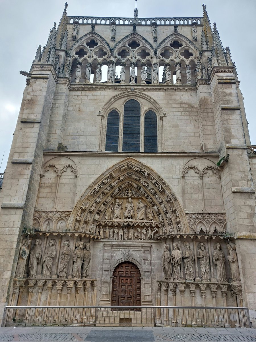 SoyPacoCrespo's tweet photo. Esta es la puerta de la Coronería de la @catedralDburgos, situada ocho metros sobre el nivel del suelo del templo. En el tuit de abajo ya vimos la maravilla que hay tras ella. https://t.co/nQ7tqSAW4T