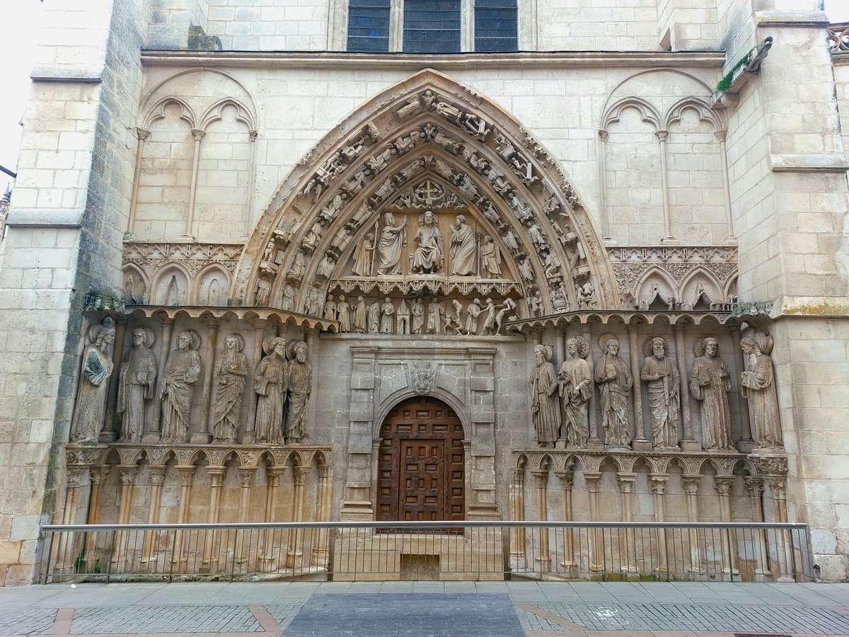 SoyPacoCrespo's tweet photo. Esta es la puerta de la Coronería de la @catedralDburgos, situada ocho metros sobre el nivel del suelo del templo. En el tuit de abajo ya vimos la maravilla que hay tras ella. https://t.co/nQ7tqSAW4T