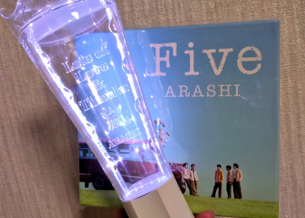 saki3_nsnow's tweet photo. 最後を配信で見届けました！
デビュー年と生まれが同じだからなのもあるけど、自分にとって本当に『人生』だった。
出逢ってくれて本当にありがとう！
これからも嵐は私達の中で生き続けていきます！
26年半たくさんありがとう！
本当にお疲れ様でした！✨️
💙❤💚💛💜
#weareARASHI
#531はおウチで嵐 https://t.co/a2vvMb6pCp