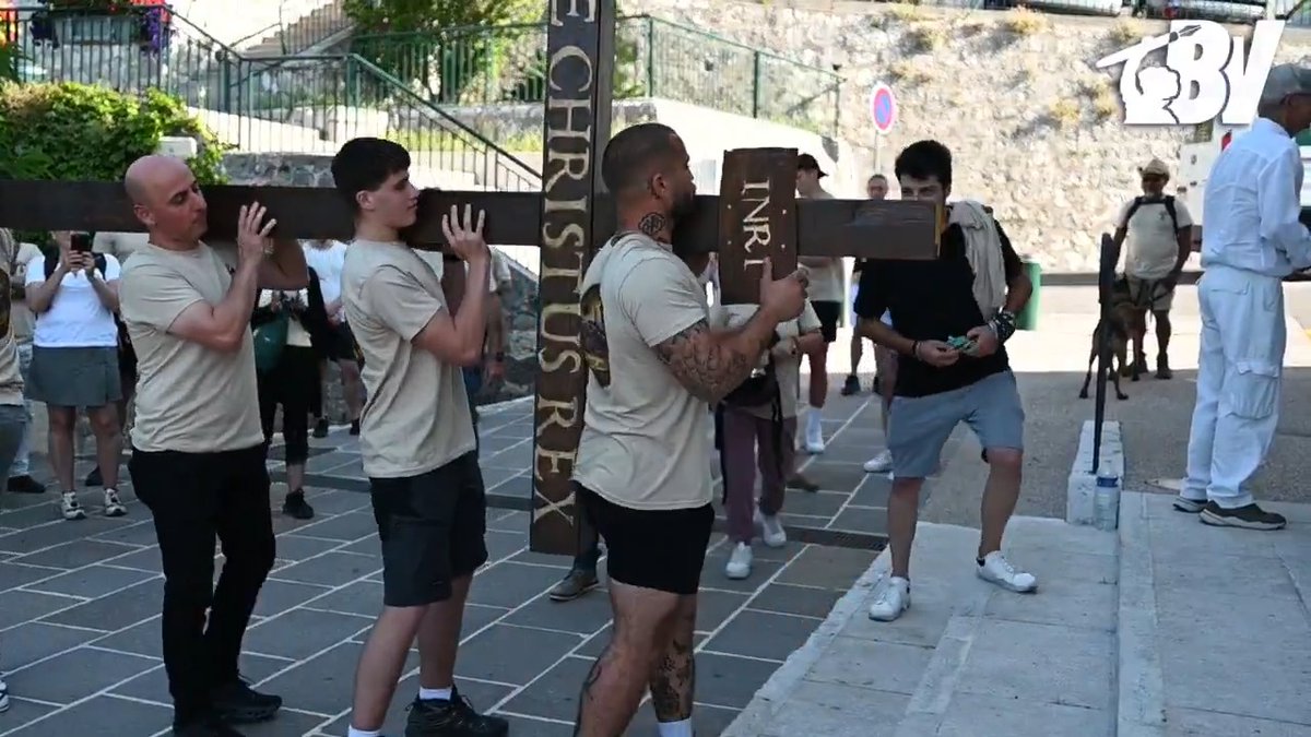 Montée de croix à Villeneuve-Loubet