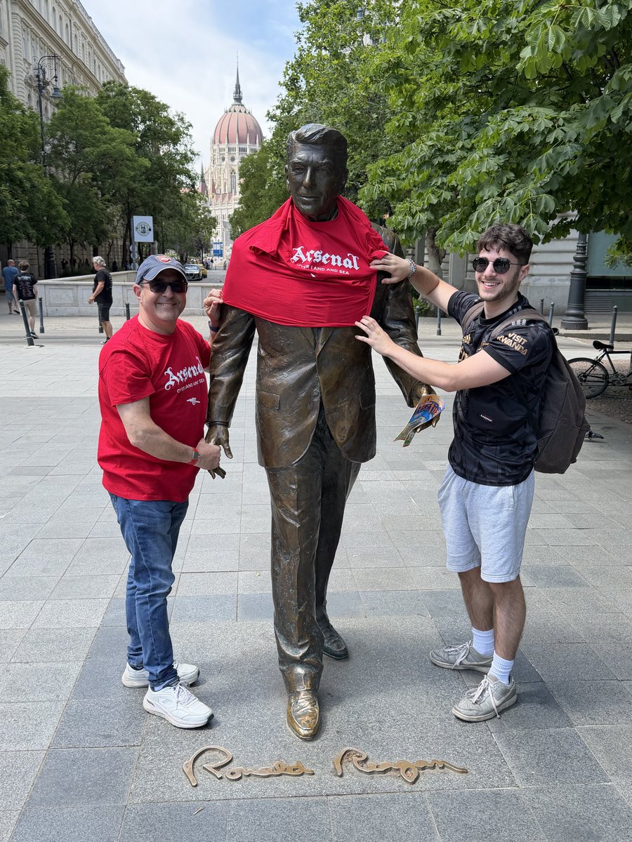 EBull21's tweet photo. Ronald Reagan is a Gooner! #PSGARS #Budapest #UCLFinal @Arsenal @RonaldReagan https://t.co/SUjRpQJMSu