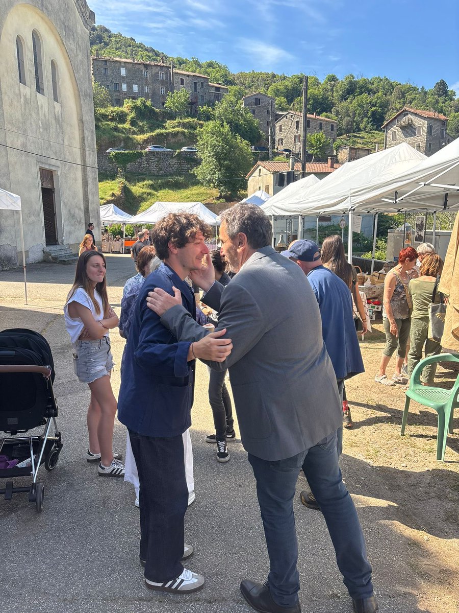 pacolombani's tweet photo. Aujourd’hui, j’ai eu le plaisir d’être présent à a Fiera di a Trinità à Frassetu, une manifestation qui fait revivre une page importante de l’histoire du village et de notre patrimoine.

Cette foire, relancée avec passion par l’A Frassitana après 76 ans d’absence, se tenait autrefois à la Trinità, à l’occasion de la fête patronale du village. Voir renaître ce rendez-vous est un beau symbole de transmission, d’attachement à nos racines et de confiance dans l’avenir.

Au fil des stands, artisans et créateurs ont mis à l’honneur le savoir-faire insulaire à travers la coutellerie, la maroquinerie, la joaillerie, la savonnerie ou encore la couture. Une démonstration concrète de la richesse et de la vitalité de notre artisanat.

J’ai également assisté à la messe célébrée en présence de nombreuses confréries, un moment de recueillement et de partage qui rappelle toute la dimension spirituelle et culturelle de cette fête.

Je tiens à remercier très sincèrement l’ensemble des bénévoles de l’association A Frassitana pour leur invitation et pour l’accueil particulièrement chaleureux qu’ils nous ont réservé tout au long de cette journée. Ils se sont véritablement mis en quatre pour nous recevoir dans les meilleures conditions et nous faire découvrir cette foire renaissante. Cette attention, cette générosité et ce sens de l’hospitalité méritent d’être salués.

Mes remerciements vont également à Paul Antona, maire de Frassetu, pour son engagement aux côtés des organisateurs et son soutien à cette belle initiative.

Quand un village se rassemble pour faire vivre sa mémoire, son patrimoine et son identité, c’est toute la Corse qui avance.