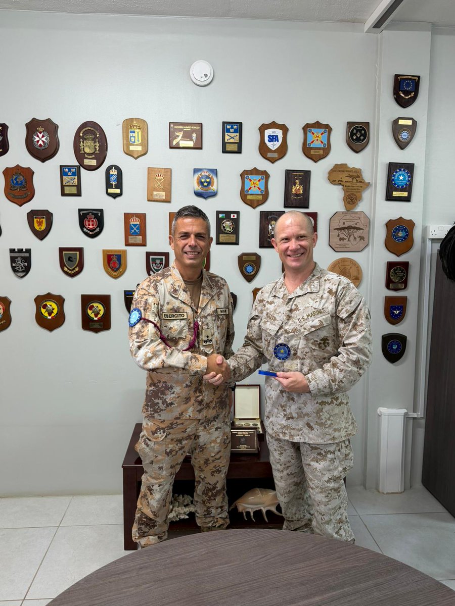 EutmSomalia's tweet photo. EUTM-S MFCdr Brig. Gen. Elio Manes bid farewell to U.S. Defense Attaché Lt. Col. Eric Willis upon the completion of his tour of duty and welcomed the newly appointed Col. Egan O’Reilly wishing him the very best in his upcoming role.
#EUTMS #SNA#EUinSomalia #USinSomalia https://t.co/TfZ7toEzET