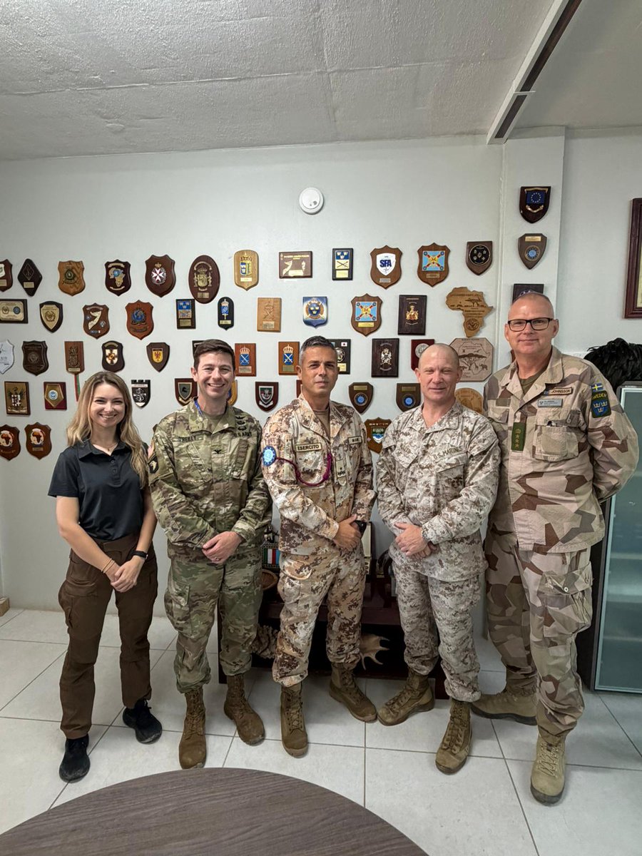 EutmSomalia's tweet photo. EUTM-S MFCdr Brig. Gen. Elio Manes bid farewell to U.S. Defense Attaché Lt. Col. Eric Willis upon the completion of his tour of duty and welcomed the newly appointed Col. Egan O’Reilly wishing him the very best in his upcoming role.
#EUTMS #SNA#EUinSomalia #USinSomalia https://t.co/TfZ7toEzET