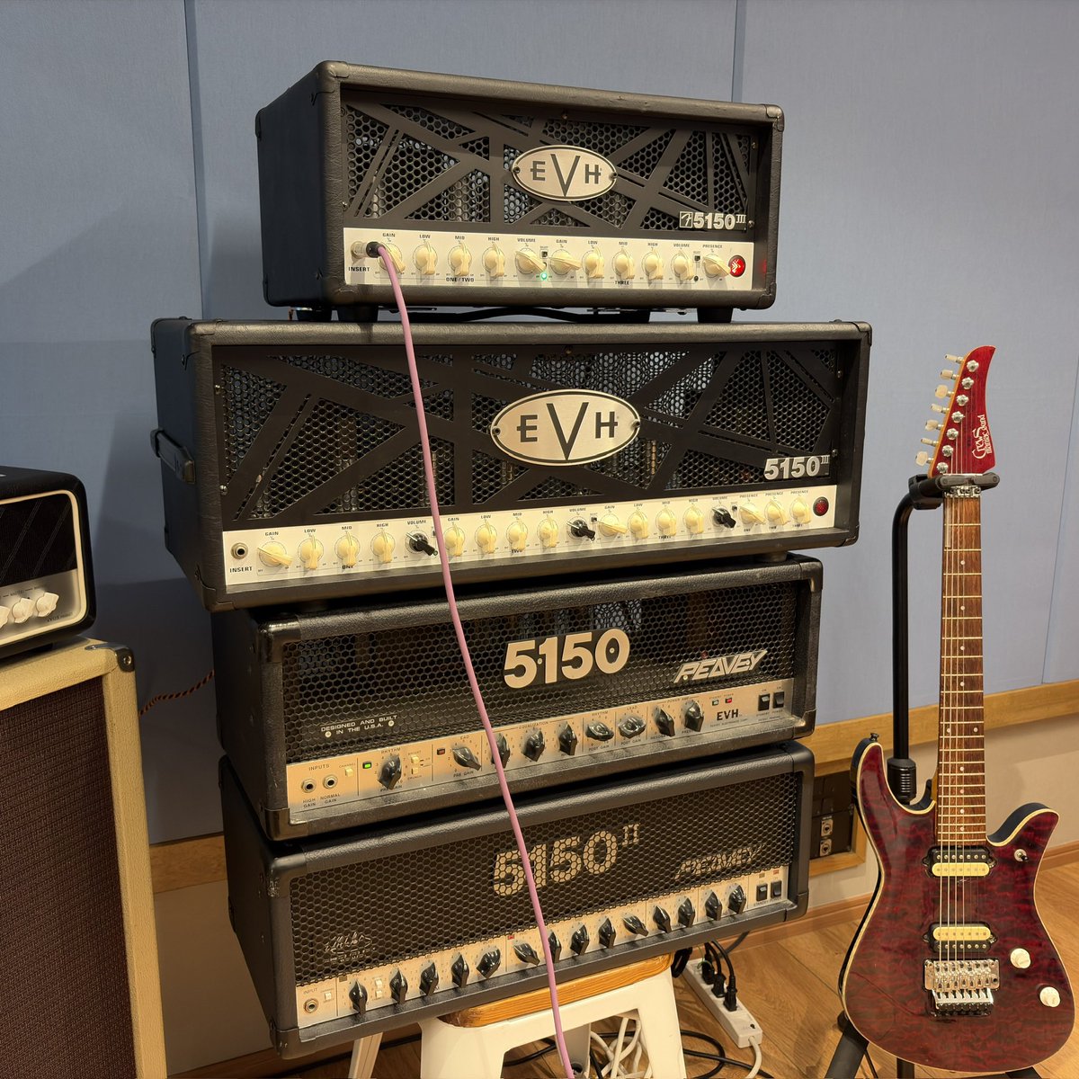 SUGIstudio's tweet photo. ヴァンヘイレンモデルばかり。
全部スタジオ備品。笑

それぞれ結構音が違うので、またイベントで取り上げてみようかな😗 https://t.co/YWDLqFjr6a