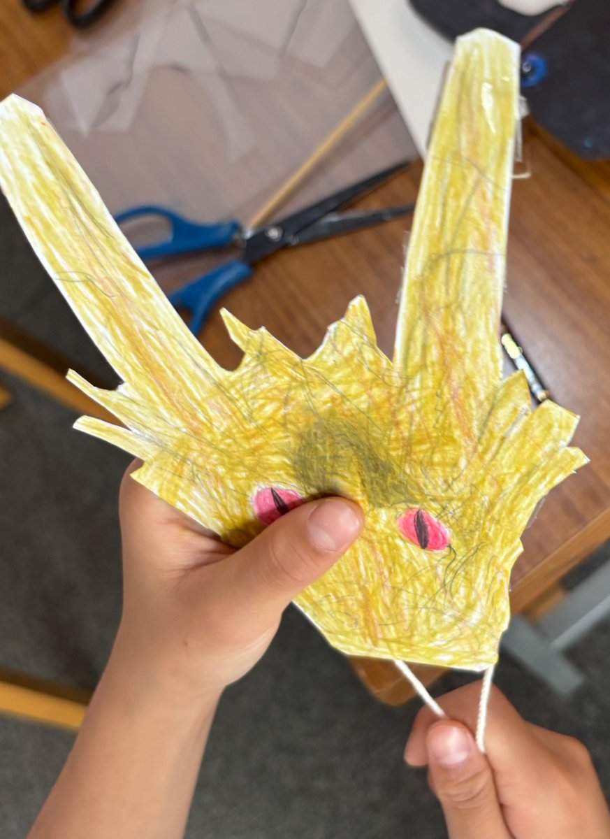atelierhinode's tweet photo. 2026/05/31
「引っ張ると曲がるおもちゃを作ろう」＆「自由制作」日曜日4回目の授業でした。水彩絵の具で着彩をしたり、おもちゃを作ったり、デッサンの練習をしたりと、さまざまな素材や表現に触れた一日でした。今日も楽しく制作に取り組むことができました！✨あお先生 https://t.co/rUoT1xXHlM