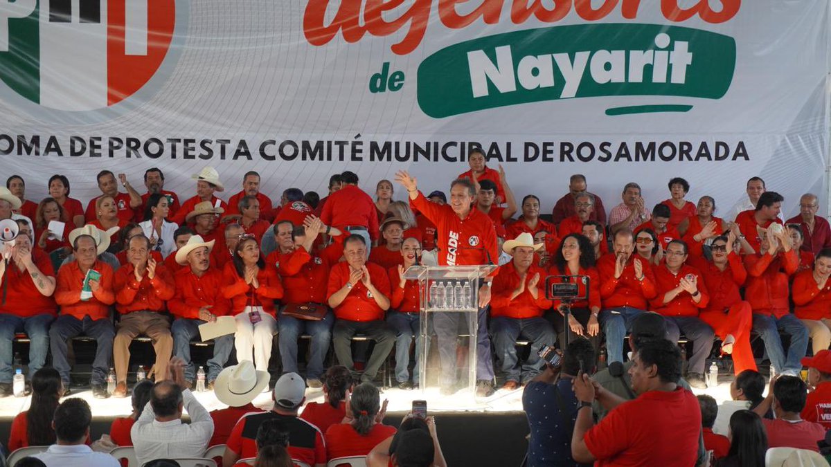 PRI_Nacional's tweet photo. En representación del Presidente del CEN del PRI, @alitomorenoc , y con la presencia de la Presidenta del @CDEPRINayarit, @sofianayarit, nuestro Secretario de Organización, @Jorge_Meade, tomó protesta a 141 Defensores de México en el municipio de Rosamorada.

La fuerza del PRI sigue creciendo con mujeres y hombres comprometidos con su comunidad y con el futuro de nuestro país.

¡Estamos listos para alzar la voz por Nayarit y por México!