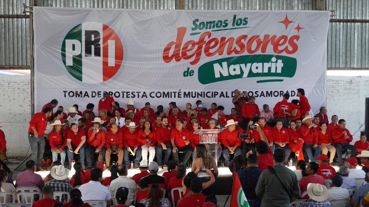 PRI_Nacional's tweet photo. En representación del Presidente del CEN del PRI, @alitomorenoc , y con la presencia de la Presidenta del @CDEPRINayarit, @sofianayarit, nuestro Secretario de Organización, @Jorge_Meade, tomó protesta a 141 Defensores de México en el municipio de Rosamorada.

La fuerza del PRI sigue creciendo con mujeres y hombres comprometidos con su comunidad y con el futuro de nuestro país.

¡Estamos listos para alzar la voz por Nayarit y por México!